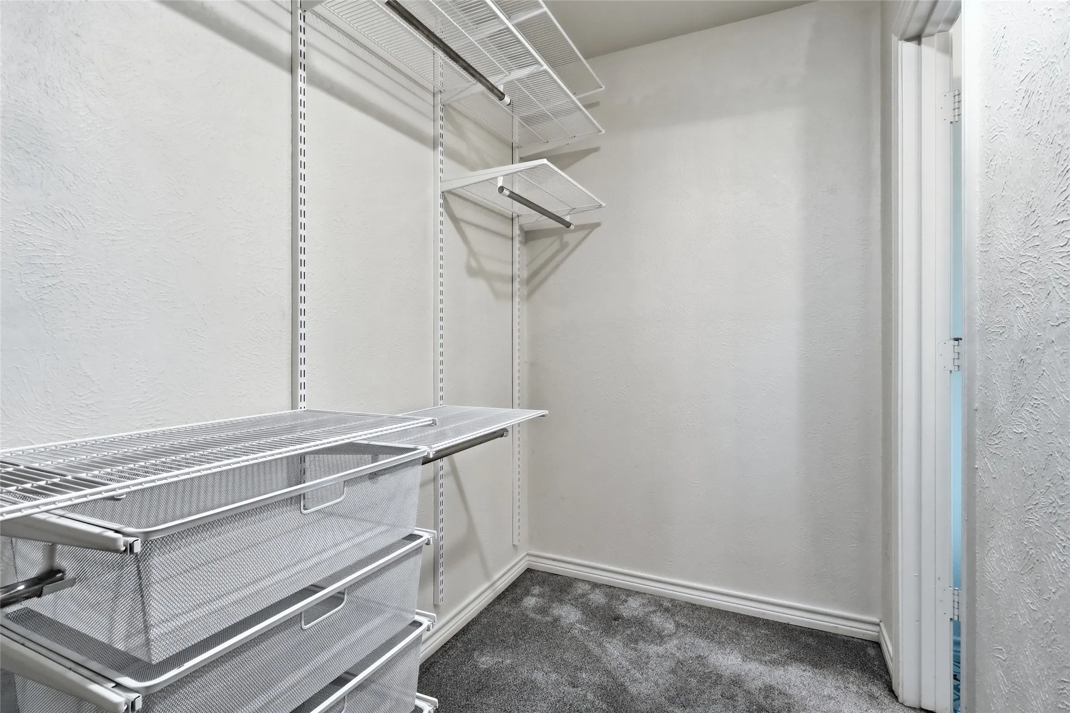 Adjustable wire shelving system with integrated wire drawers and hanging rods