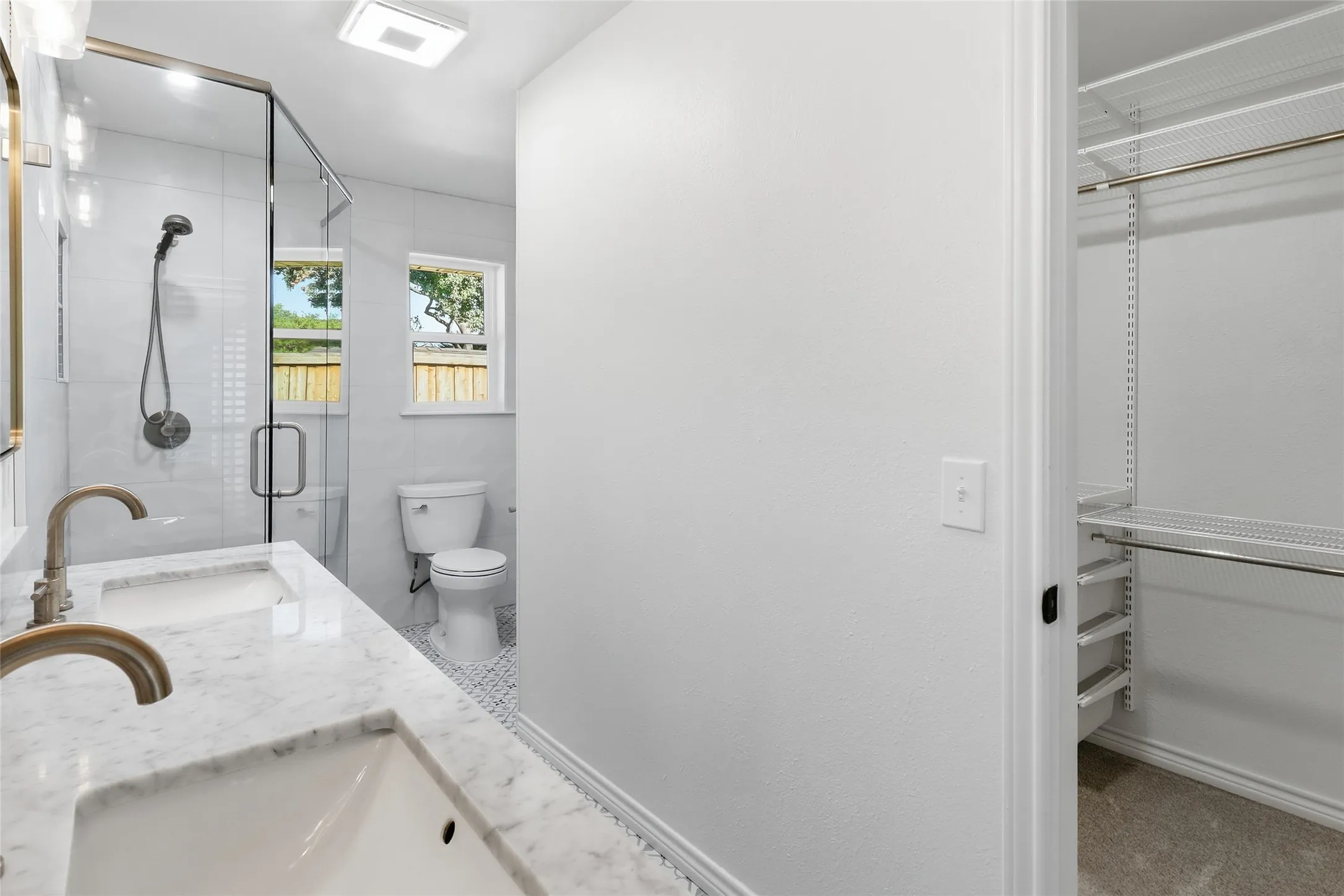 Dual vanity with integrated sinks and quartz countertop