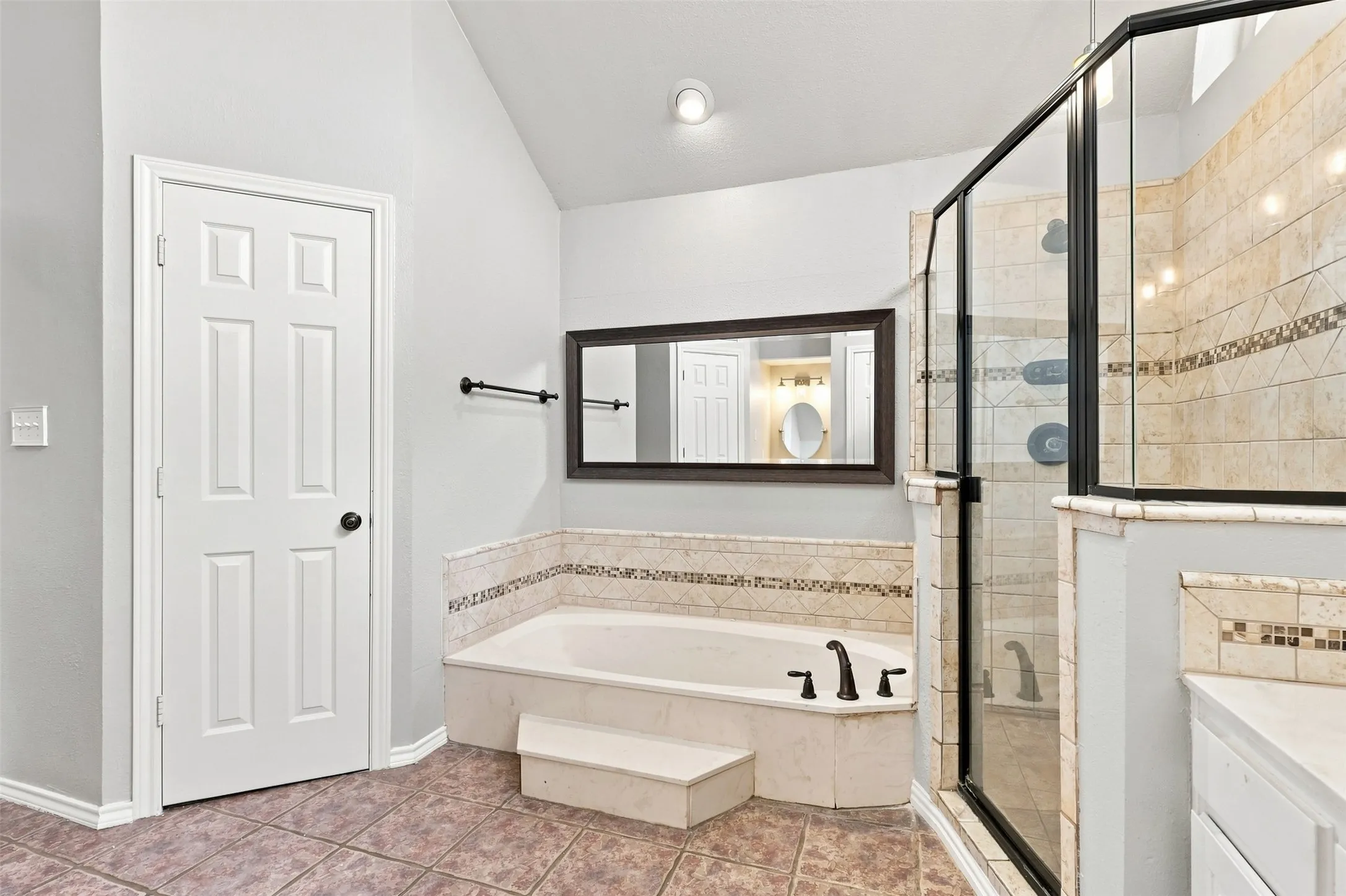 Recessed ceiling fan with integrated lighting