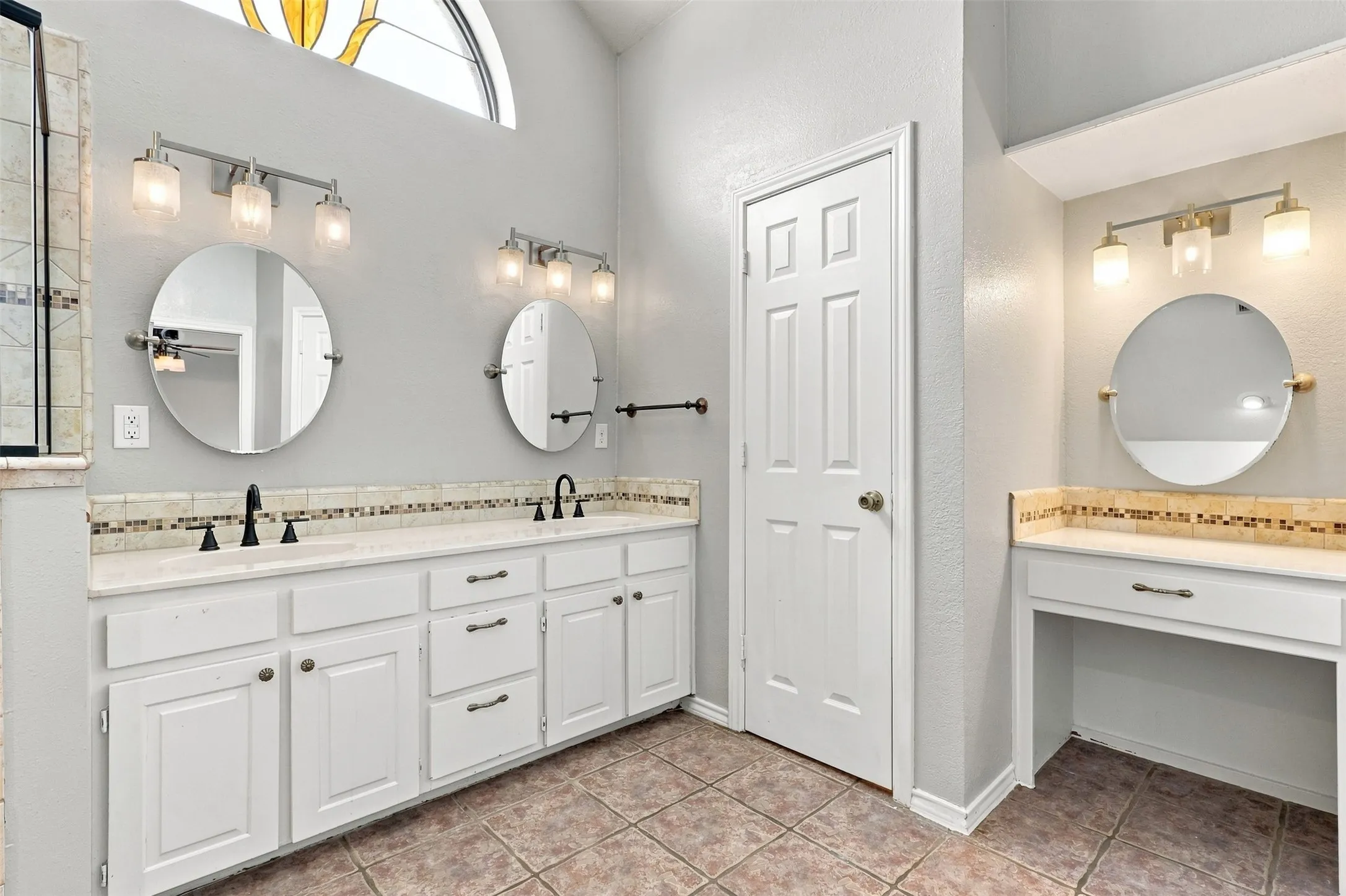 Wood-finish flooring, dual windows with blinds, and a ceiling fan with integrated lighting