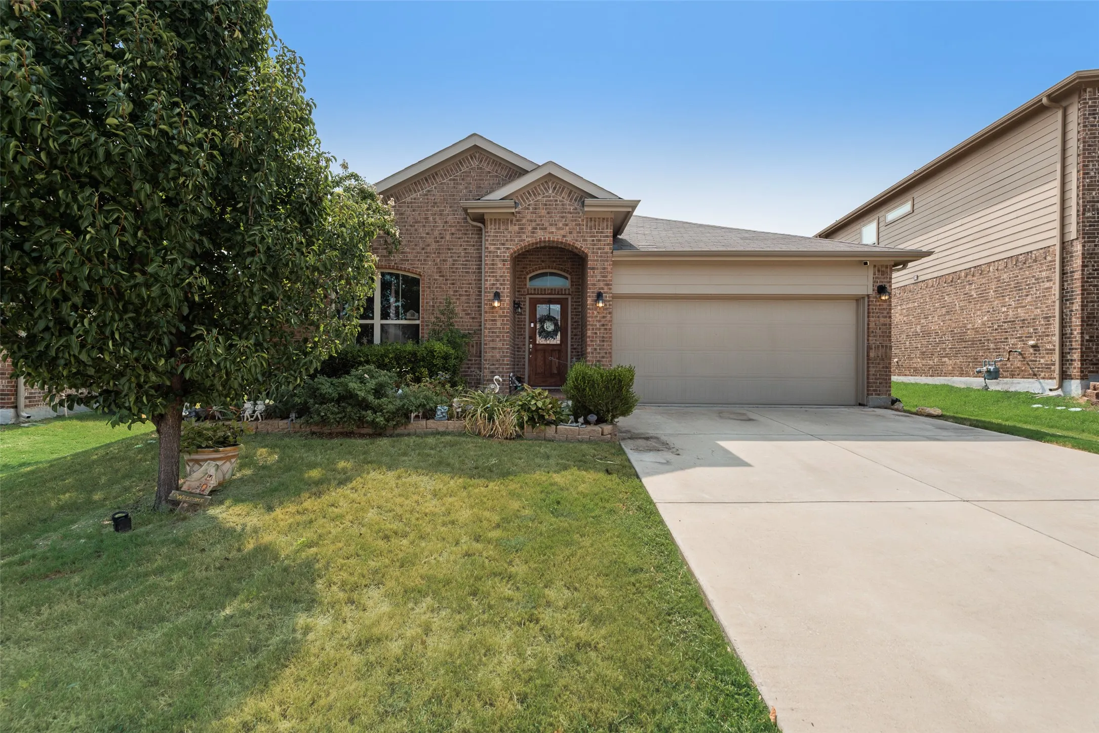Single Family Residence For Sale in Tarrant County , 1733 Falling Star Drive, Fort Worth, Texas 76052, 4 Bedroom, 2 Bathroom, 2 Garage spaces, 1,592 Sqft, built in 2016, mls#21354940, Real Estate Agent in Fort Worth, Homes For Sale in Tarrant county, Homes For Sale in Fort Worth, Realtor in Fort Worth Texas, Real Estate Brokerage Independent Realty Texas, Luminita Cordes Realtor