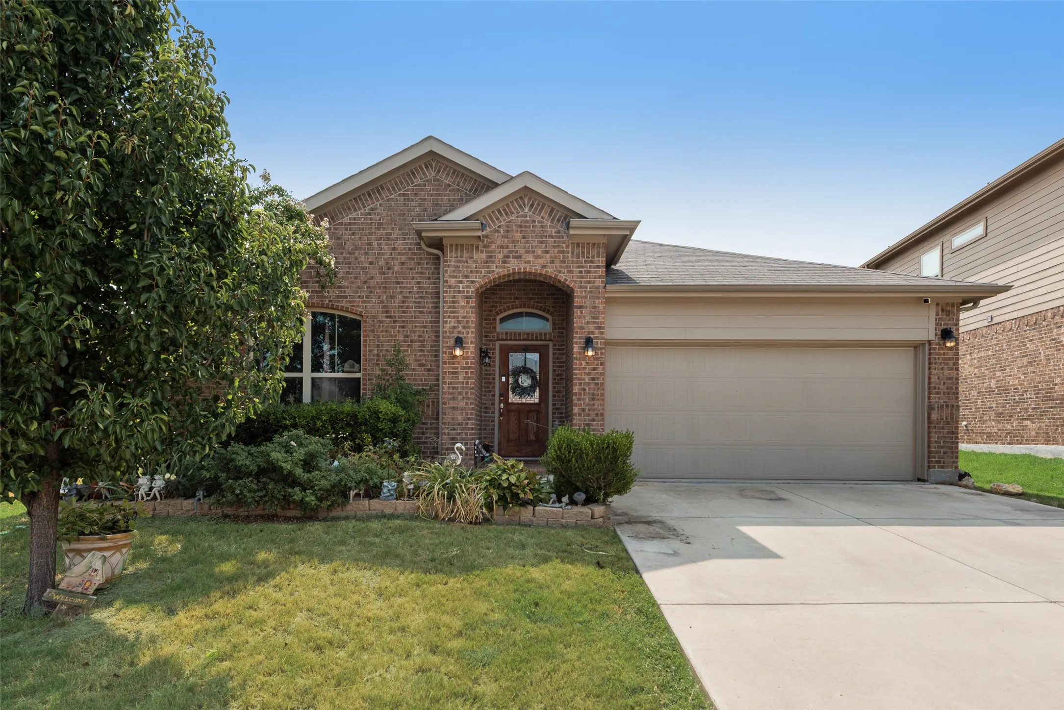 Single Family Residence For Sale in Tarrant County , 1733 Falling Star Drive, Fort Worth, Texas 76052, 4 Bedroom, 2 Bathroom, 2 Garage spaces, 1,592 Sqft, built in 2016, mls#21354940, Real Estate Agent in Fort Worth, Homes For Sale in Tarrant county, Homes For Sale in Fort Worth, Realtor in Fort Worth Texas, Real Estate Brokerage Independent Realty Texas, Luminita Cordes Realtor