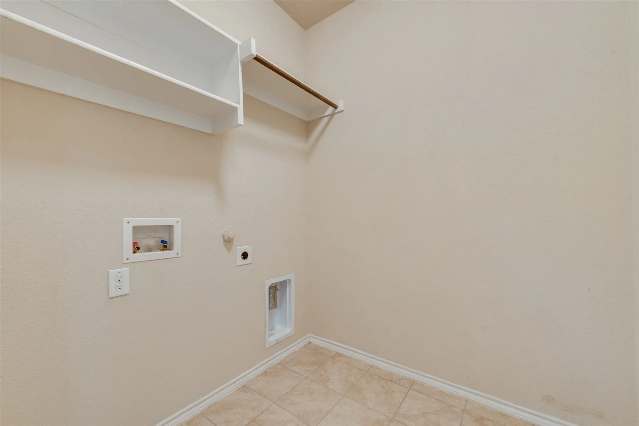 Single Family Residence For Sale in Tarrant County , 1733 Falling Star Drive, Fort Worth, Texas 76052, 4 Bedroom, 2 Bathroom, 2 Garage spaces, 1,592 Sqft, built in 2016, mls#21354940, Real Estate Agent in Fort Worth, Homes For Sale in Tarrant county, Homes For Sale in Fort Worth, Realtor in Fort Worth Texas, Real Estate Brokerage Independent Realty Texas, Luminita Cordes Realtor