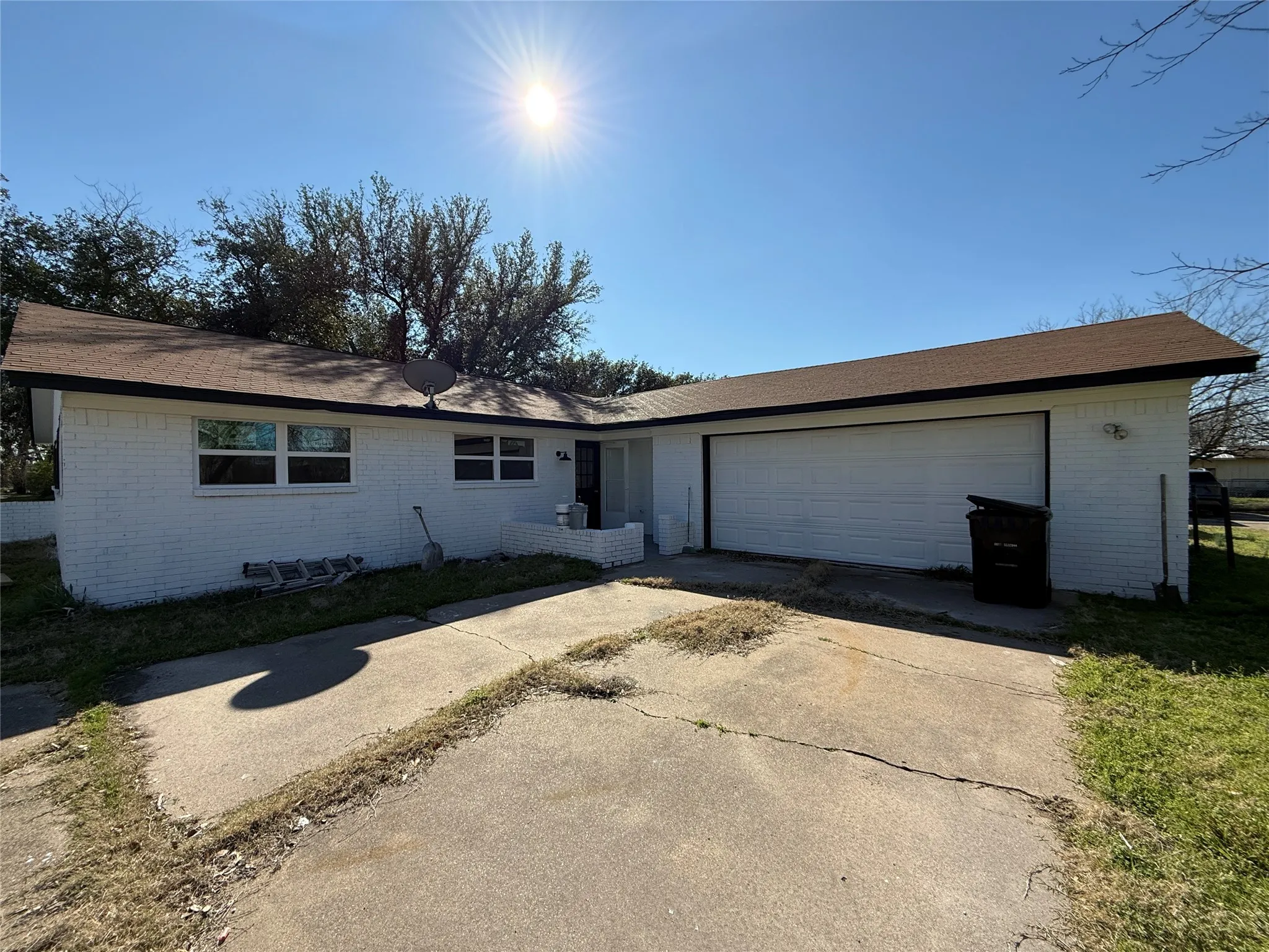 Single Family Residence For Sale in Kaufman County , 106 W Jeter Street, Mabank, Texas 75147, 3 Bedroom, 2 Bathroom, 2 Garage spaces, 1,537 Sqft, built in 1978, mls#21356009, Real Estate Agent in Mabank, Homes For Sale in Kaufman county, Homes For Sale in Mabank, Realtor in Mabank Texas, Real Estate Brokerage Independent Realty Texas, Luminita Cordes Realtor