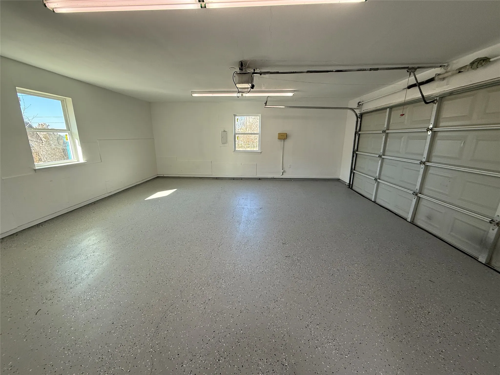 Single Family Residence For Sale in Kaufman County , 106 W Jeter Street, Mabank, Texas 75147, 3 Bedroom, 2 Bathroom, 2 Garage spaces, 1,537 Sqft, built in 1978, mls#21356009, Real Estate Agent in Mabank, Homes For Sale in Kaufman county, Homes For Sale in Mabank, Realtor in Mabank Texas, Real Estate Brokerage Independent Realty Texas, Luminita Cordes Realtor