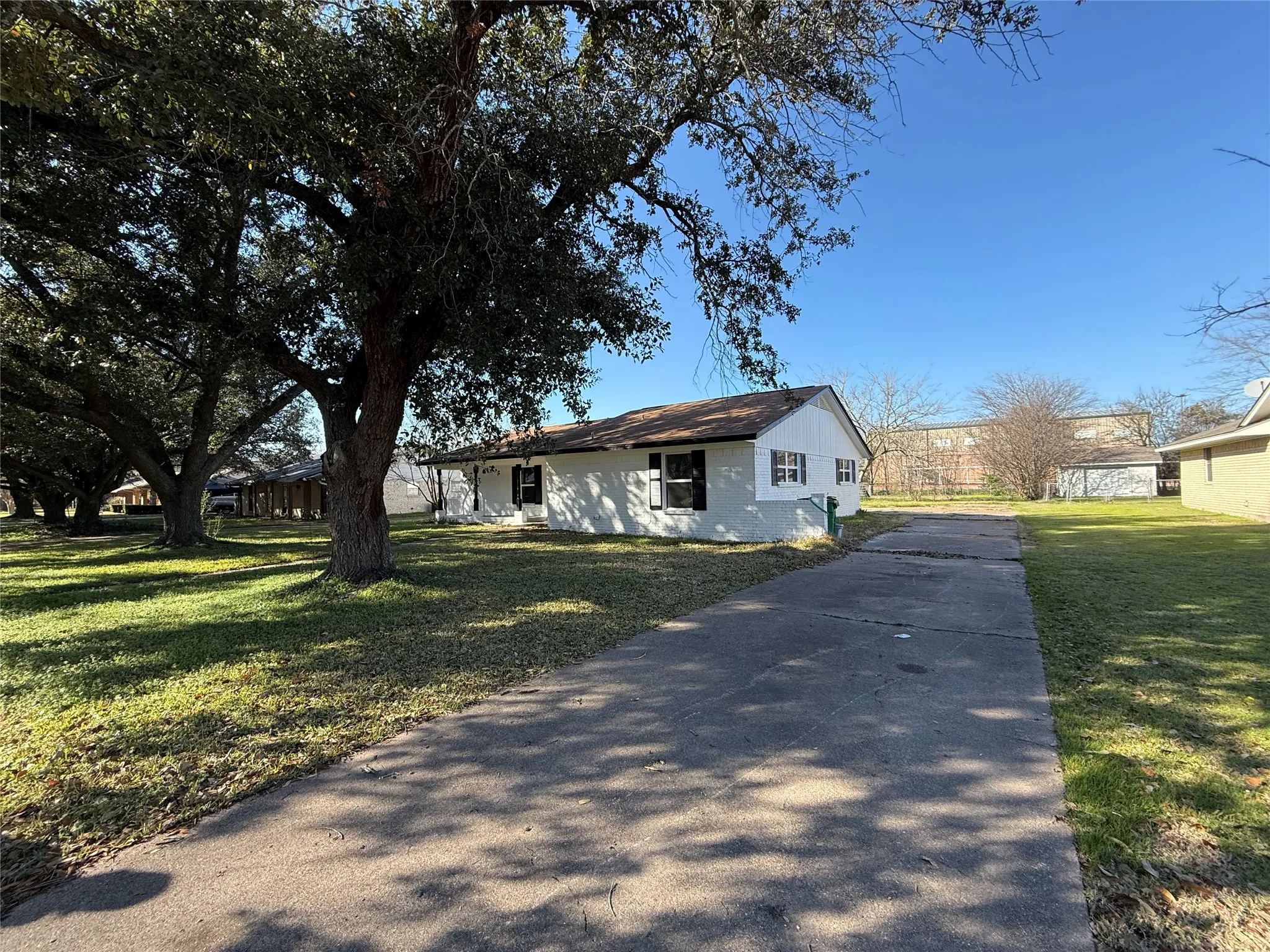 Single Family Residence For Sale in Kaufman County , 106 W Jeter Street, Mabank, Texas 75147, 3 Bedroom, 2 Bathroom, 2 Garage spaces, 1,537 Sqft, built in 1978, mls#21356009, Real Estate Agent in Mabank, Homes For Sale in Kaufman county, Homes For Sale in Mabank, Realtor in Mabank Texas, Real Estate Brokerage Independent Realty Texas, Luminita Cordes Realtor