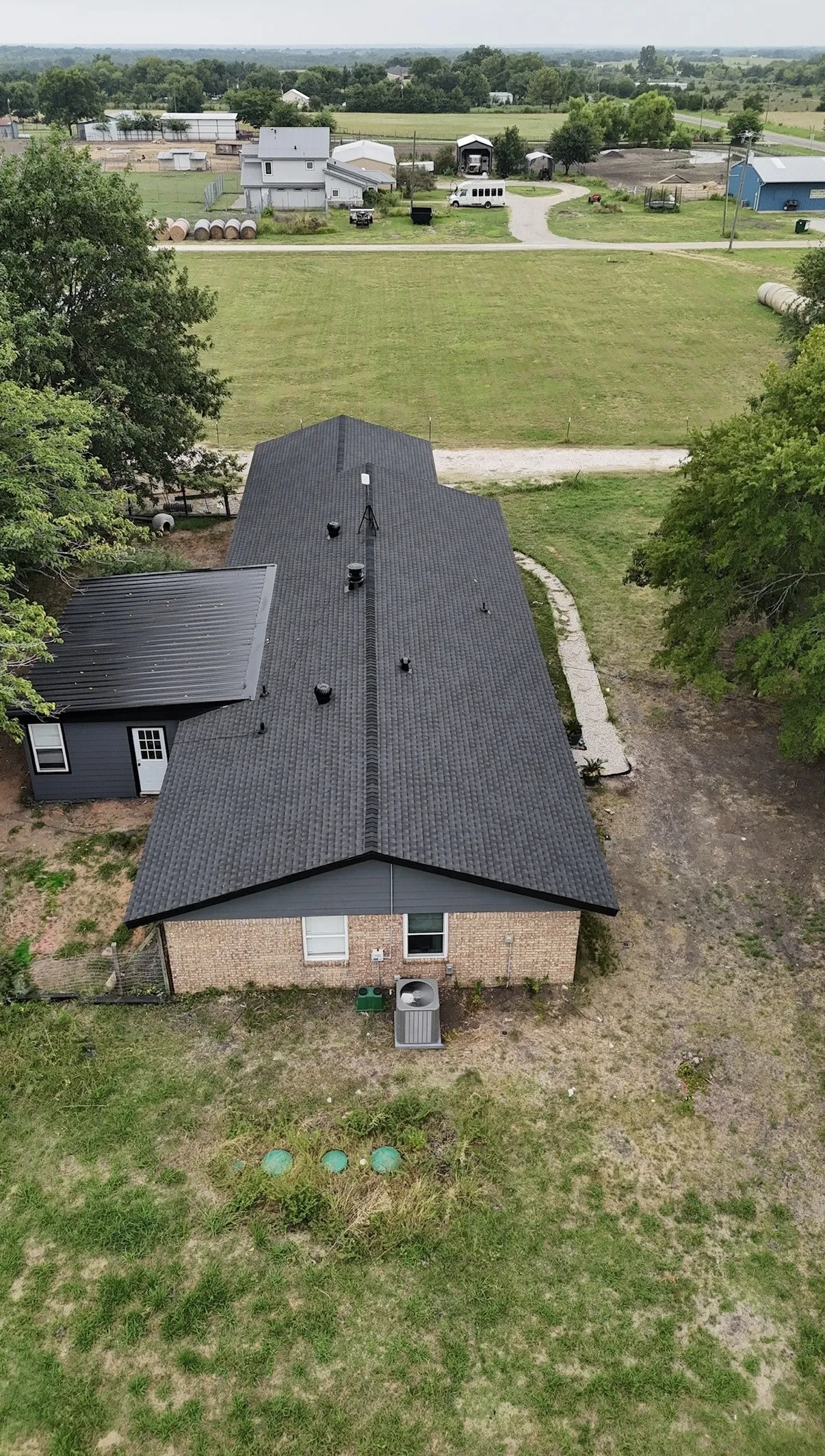 Single Family Residence For Sale in Fannin County , 1015 Fm 981, Leonard, Texas 75452, 3 Bedroom, 2 Bathroom, 4 Garage spaces, 2,217 Sqft, built in 1974, mls#21336792, Real Estate Agent in Leonard, Homes For Sale in Fannin county, Homes For Sale in Leonard, Realtor in Leonard Texas, Real Estate Brokerage Independent Realty Texas, Luminita Cordes Realtor