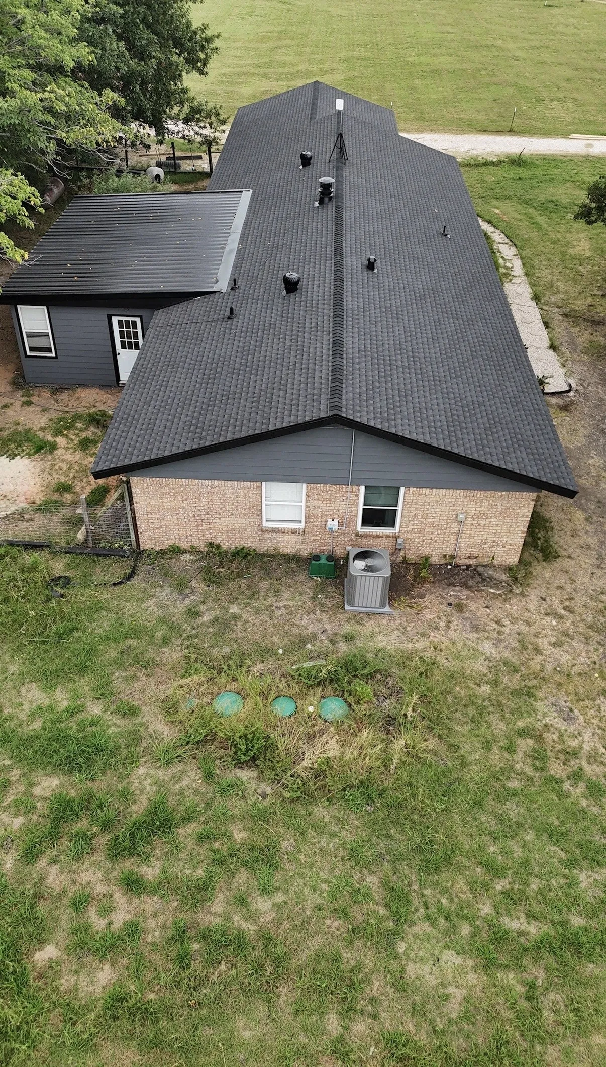 Single Family Residence For Sale in Fannin County , 1015 Fm 981, Leonard, Texas 75452, 3 Bedroom, 2 Bathroom, 4 Garage spaces, 2,217 Sqft, built in 1974, mls#21336792, Real Estate Agent in Leonard, Homes For Sale in Fannin county, Homes For Sale in Leonard, Realtor in Leonard Texas, Real Estate Brokerage Independent Realty Texas, Luminita Cordes Realtor