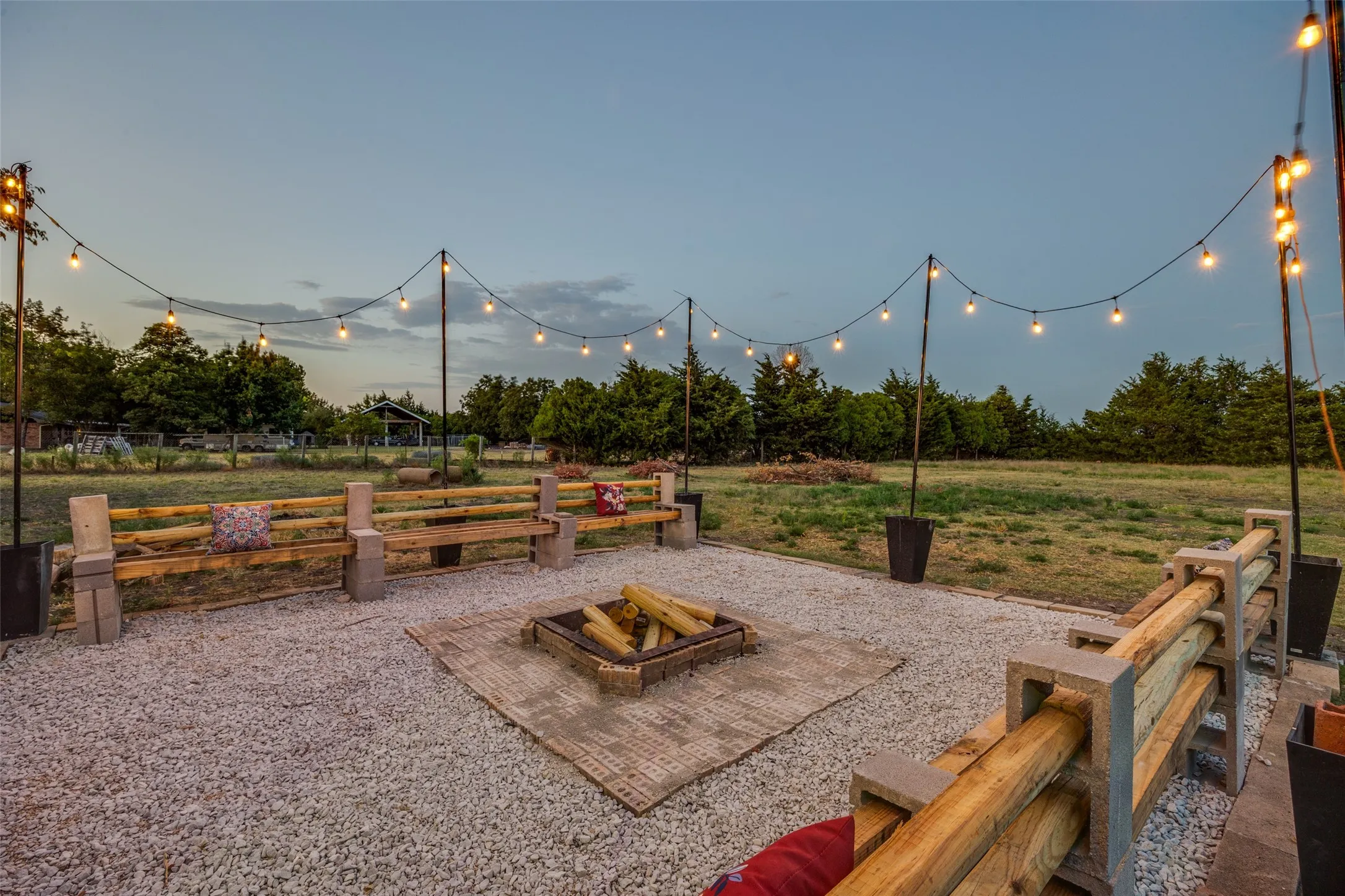 Single Family Residence For Sale in Fannin County , 1015 Fm 981, Leonard, Texas 75452, 3 Bedroom, 2 Bathroom, 4 Garage spaces, 2,217 Sqft, built in 1974, mls#21336792, Real Estate Agent in Leonard, Homes For Sale in Fannin county, Homes For Sale in Leonard, Realtor in Leonard Texas, Real Estate Brokerage Independent Realty Texas, Luminita Cordes Realtor