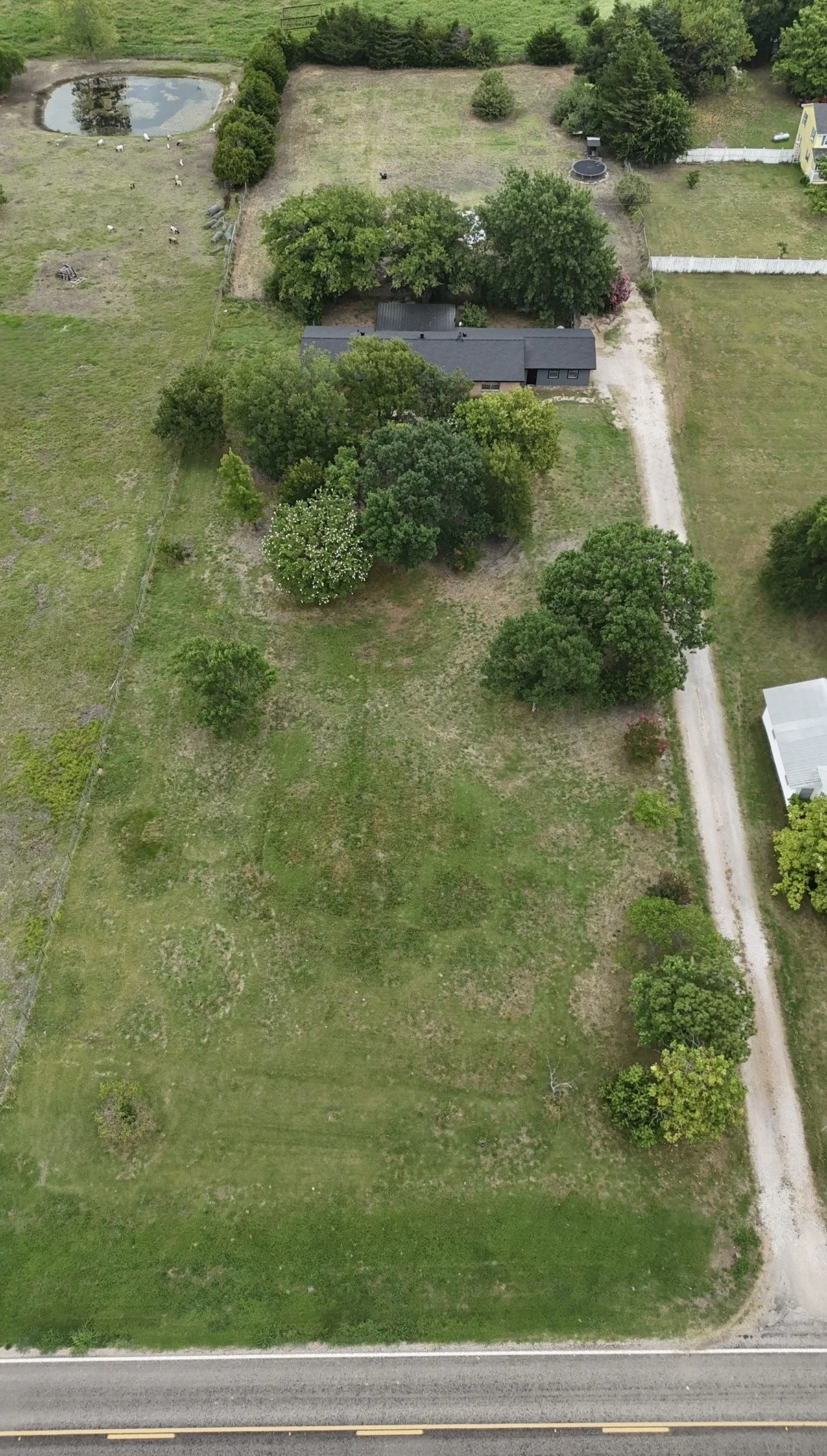 Single Family Residence For Sale in Fannin County , 1015 Fm 981, Leonard, Texas 75452, 3 Bedroom, 2 Bathroom, 4 Garage spaces, 2,217 Sqft, built in 1974, mls#21336792, Real Estate Agent in Leonard, Homes For Sale in Fannin county, Homes For Sale in Leonard, Realtor in Leonard Texas, Real Estate Brokerage Independent Realty Texas, Luminita Cordes Realtor