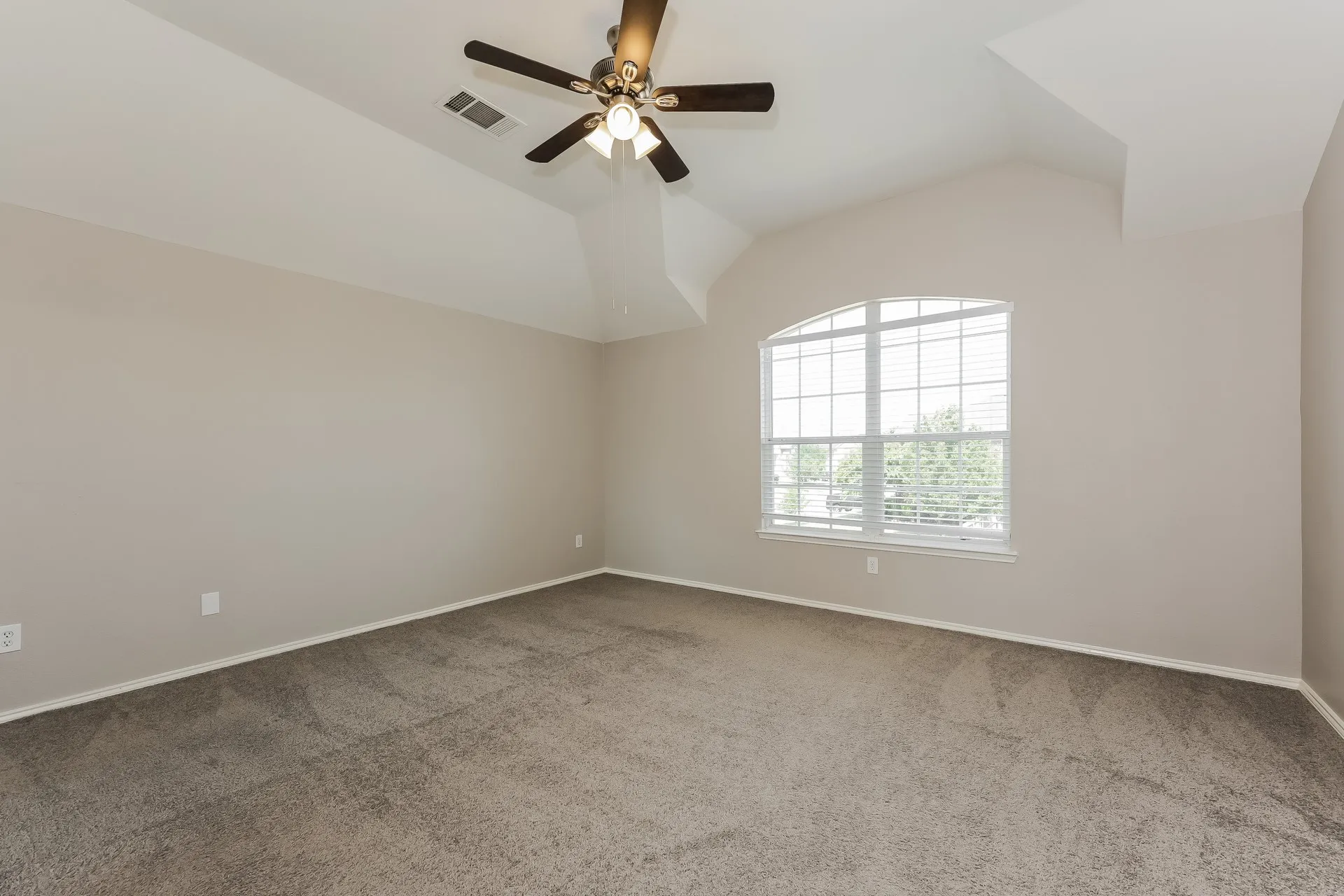 Single Family Residence For Sale in Tarrant County , 2410 Windcastle Drive, Mansfield, Texas 76063, 4 Bedroom, 3 Bathroom, 2 Garage spaces, 2,700 Sqft, built in 2005, mls#21351877, Real Estate Agent in Mansfield, Homes For Sale in Tarrant county, Homes For Sale in Mansfield, Realtor in Mansfield Texas, Real Estate Brokerage Independent Realty Texas, Luminita Cordes Realtor
