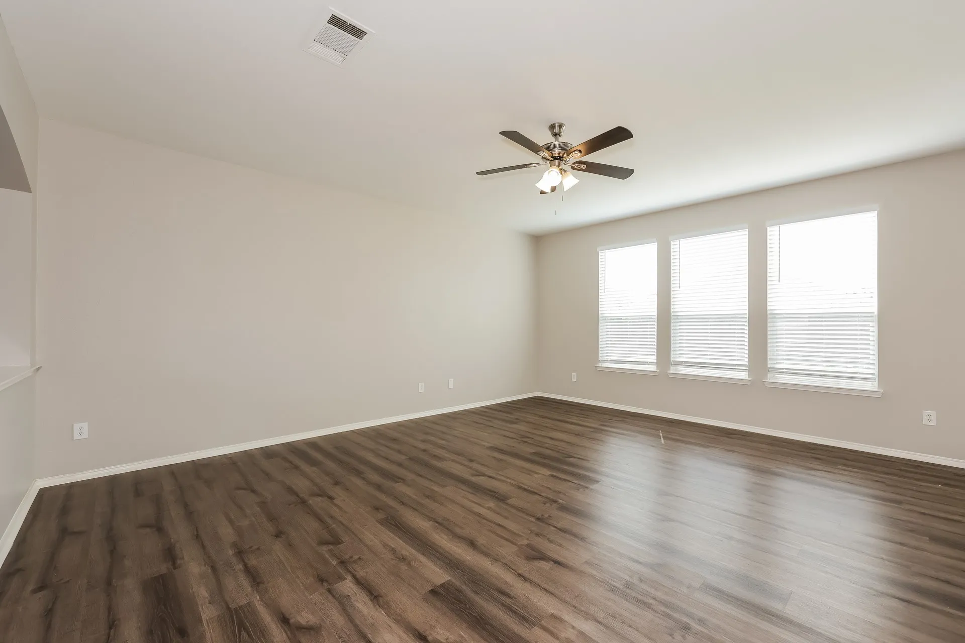 Single Family Residence For Sale in Tarrant County , 2410 Windcastle Drive, Mansfield, Texas 76063, 4 Bedroom, 3 Bathroom, 2 Garage spaces, 2,700 Sqft, built in 2005, mls#21351877, Real Estate Agent in Mansfield, Homes For Sale in Tarrant county, Homes For Sale in Mansfield, Realtor in Mansfield Texas, Real Estate Brokerage Independent Realty Texas, Luminita Cordes Realtor
