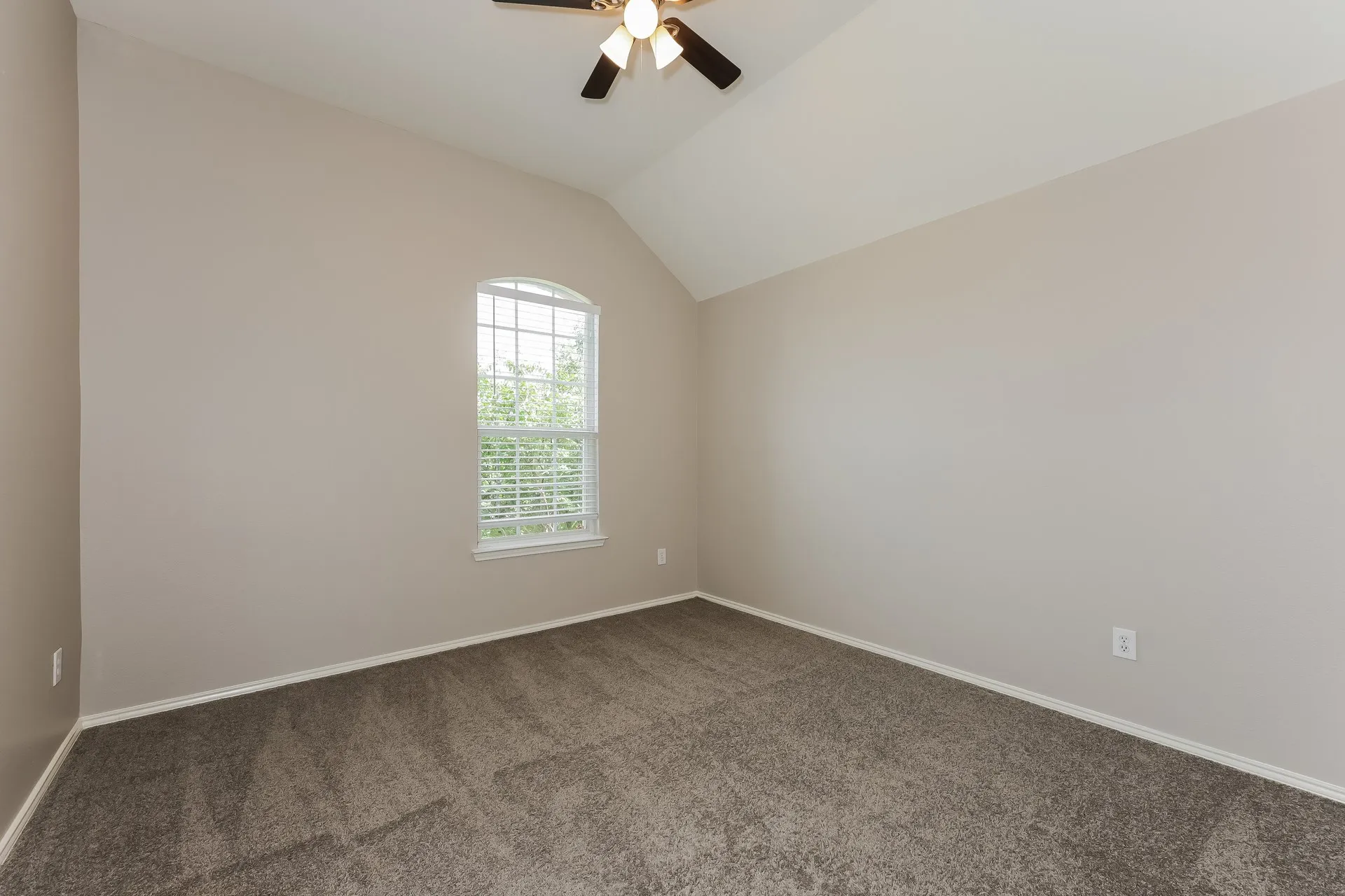 Single Family Residence For Sale in Tarrant County , 2410 Windcastle Drive, Mansfield, Texas 76063, 4 Bedroom, 3 Bathroom, 2 Garage spaces, 2,700 Sqft, built in 2005, mls#21351877, Real Estate Agent in Mansfield, Homes For Sale in Tarrant county, Homes For Sale in Mansfield, Realtor in Mansfield Texas, Real Estate Brokerage Independent Realty Texas, Luminita Cordes Realtor