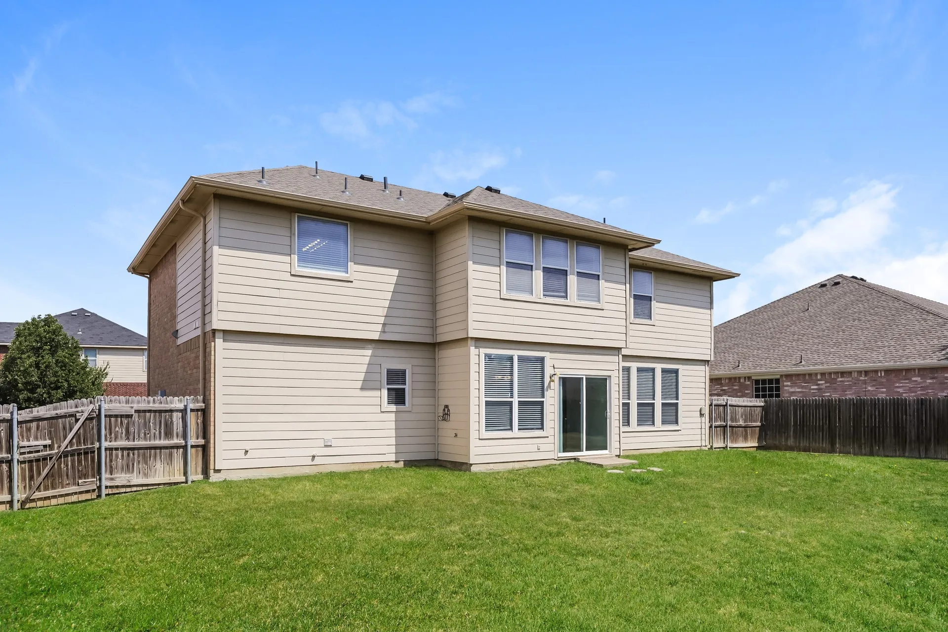 Single Family Residence For Sale in Tarrant County , 2410 Windcastle Drive, Mansfield, Texas 76063, 4 Bedroom, 3 Bathroom, 2 Garage spaces, 2,700 Sqft, built in 2005, mls#21351877, Real Estate Agent in Mansfield, Homes For Sale in Tarrant county, Homes For Sale in Mansfield, Realtor in Mansfield Texas, Real Estate Brokerage Independent Realty Texas, Luminita Cordes Realtor