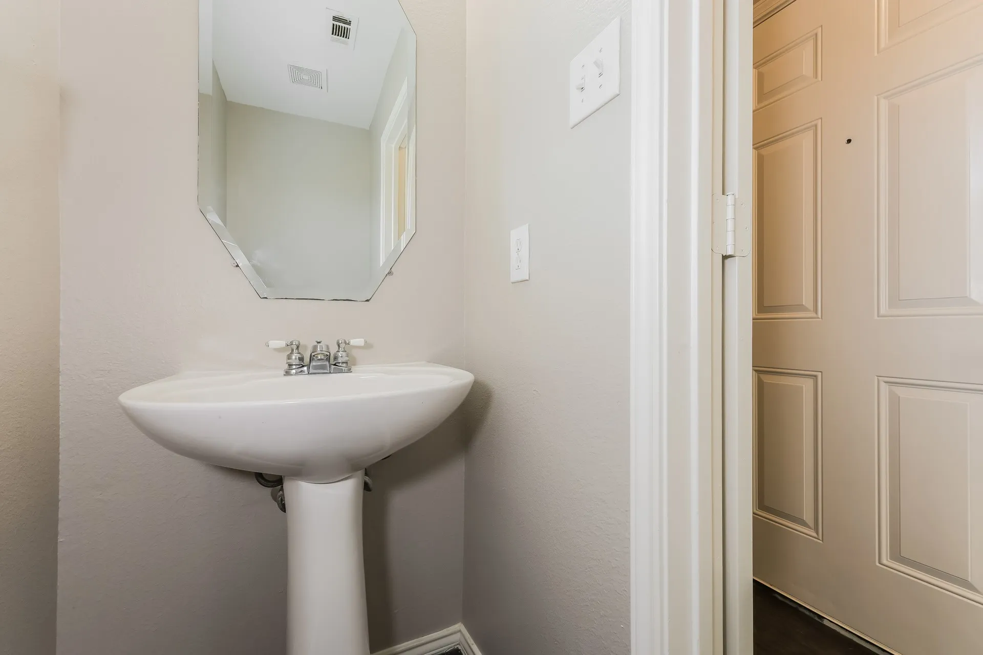 Single Family Residence For Sale in Tarrant County , 2410 Windcastle Drive, Mansfield, Texas 76063, 4 Bedroom, 3 Bathroom, 2 Garage spaces, 2,700 Sqft, built in 2005, mls#21351877, Real Estate Agent in Mansfield, Homes For Sale in Tarrant county, Homes For Sale in Mansfield, Realtor in Mansfield Texas, Real Estate Brokerage Independent Realty Texas, Luminita Cordes Realtor