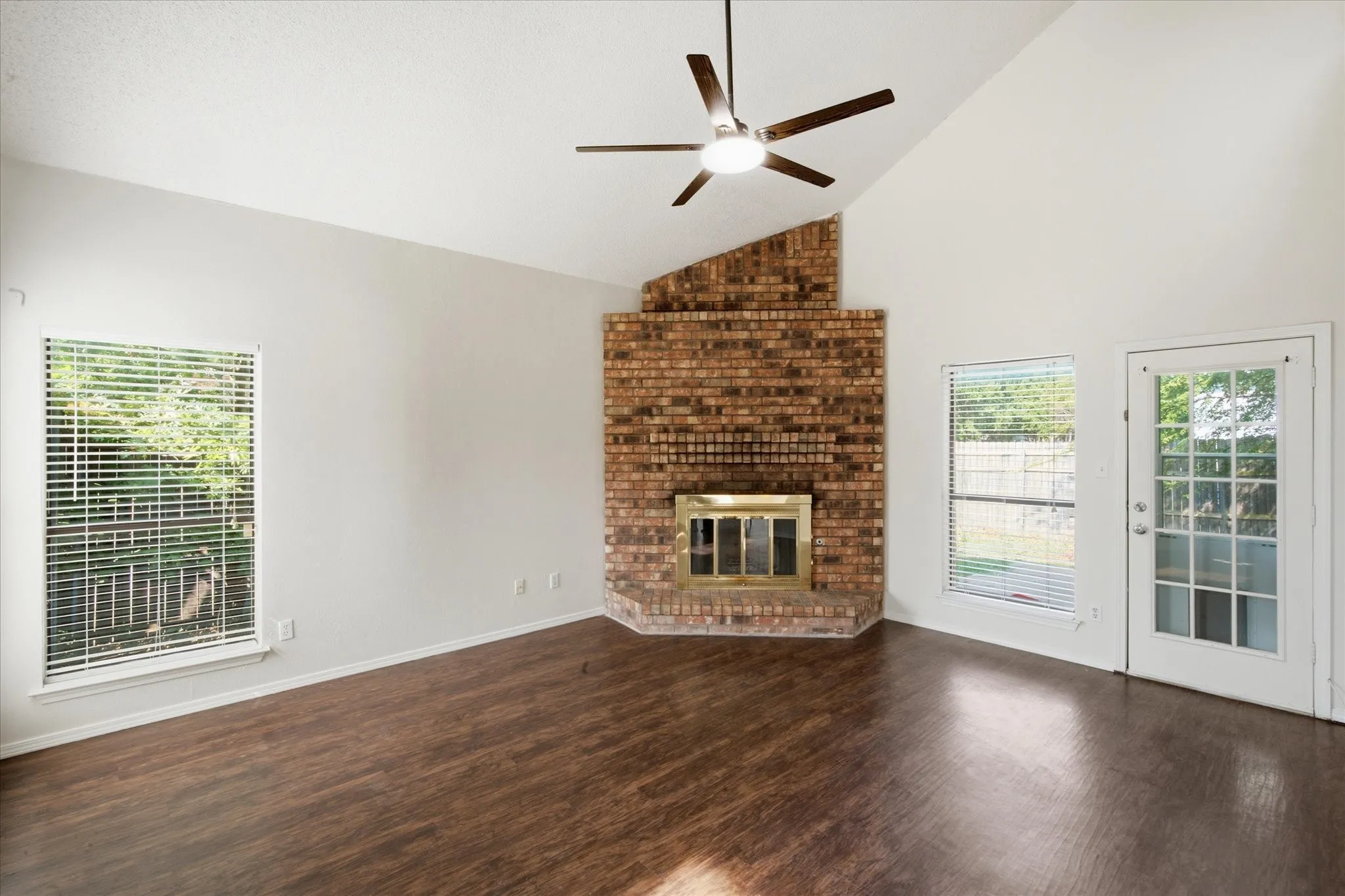 Single Family Residence For Sale in Dallas County , 4018 Smartt Street, Rowlett, Texas 75088, 4 Bedroom, 3 Bathroom, 2 Garage spaces, 1,907 Sqft, built in 1985, mls#21355419, Real Estate Agent in Rowlett, Homes For Sale in Dallas county, Homes For Sale in Rowlett, Realtor in Rowlett Texas, Real Estate Brokerage Independent Realty Texas, Luminita Cordes Realtor