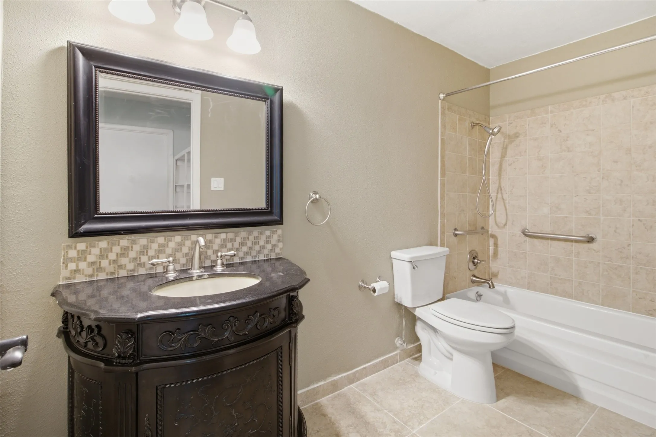 Condominium For Sale in Dallas County , 2200 E Trinity Mills Road 209, Carrollton, Texas 75006, 1 Bedroom, 1 Bathroom, Garage spaces, 639 Sqft, built in 1980, mls#21356047, Real Estate Agent in Carrollton, Homes For Sale in Dallas county, Homes For Sale in Carrollton, Realtor in Carrollton Texas, Real Estate Brokerage Independent Realty Texas, Luminita Cordes Realtor