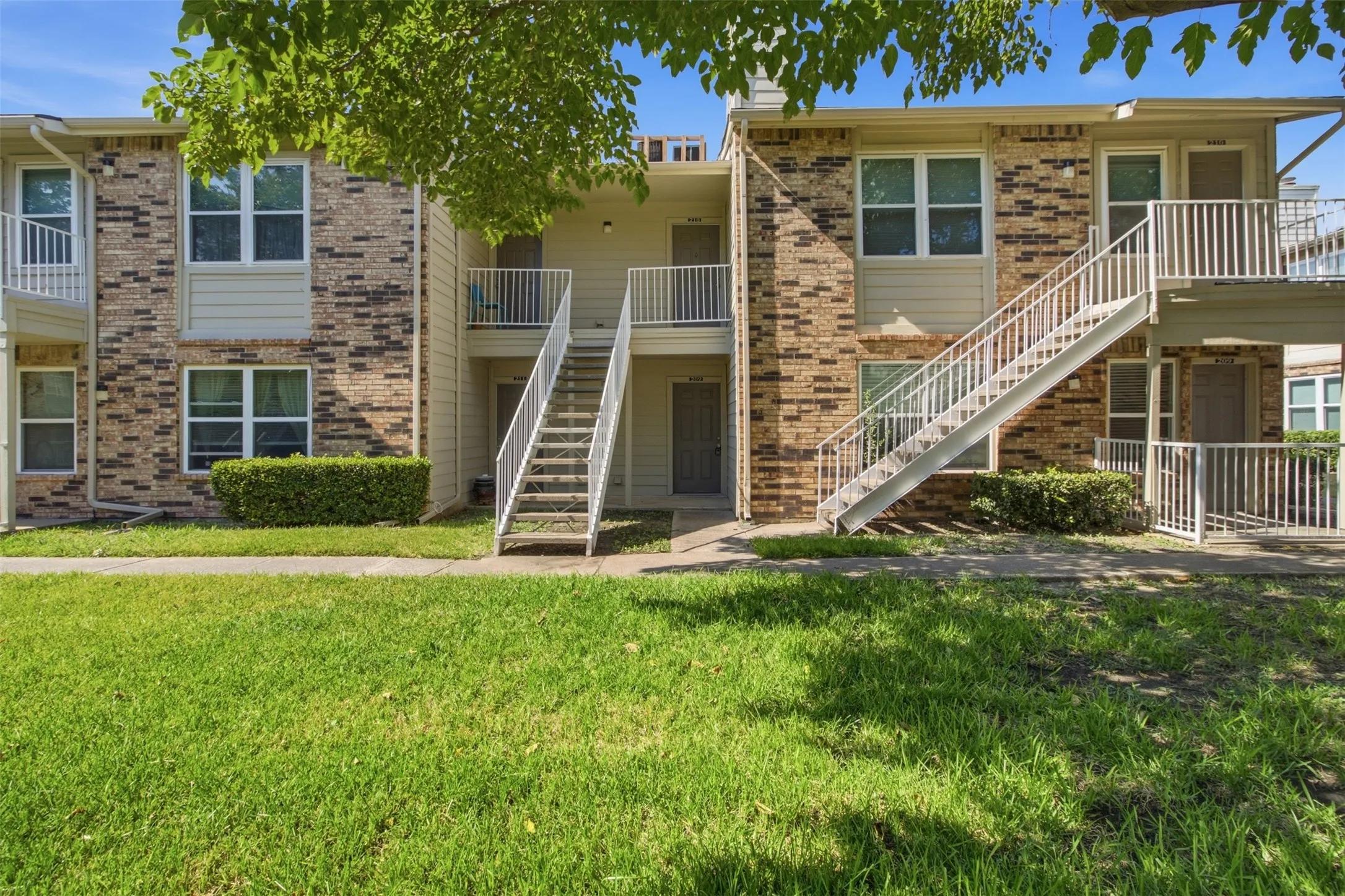Condominium For Sale in Dallas County , 2200 E Trinity Mills Road 209, Carrollton, Texas 75006, 1 Bedroom, 1 Bathroom, Garage spaces, 639 Sqft, built in 1980, mls#21356047, Real Estate Agent in Carrollton, Homes For Sale in Dallas county, Homes For Sale in Carrollton, Realtor in Carrollton Texas, Real Estate Brokerage Independent Realty Texas, Luminita Cordes Realtor