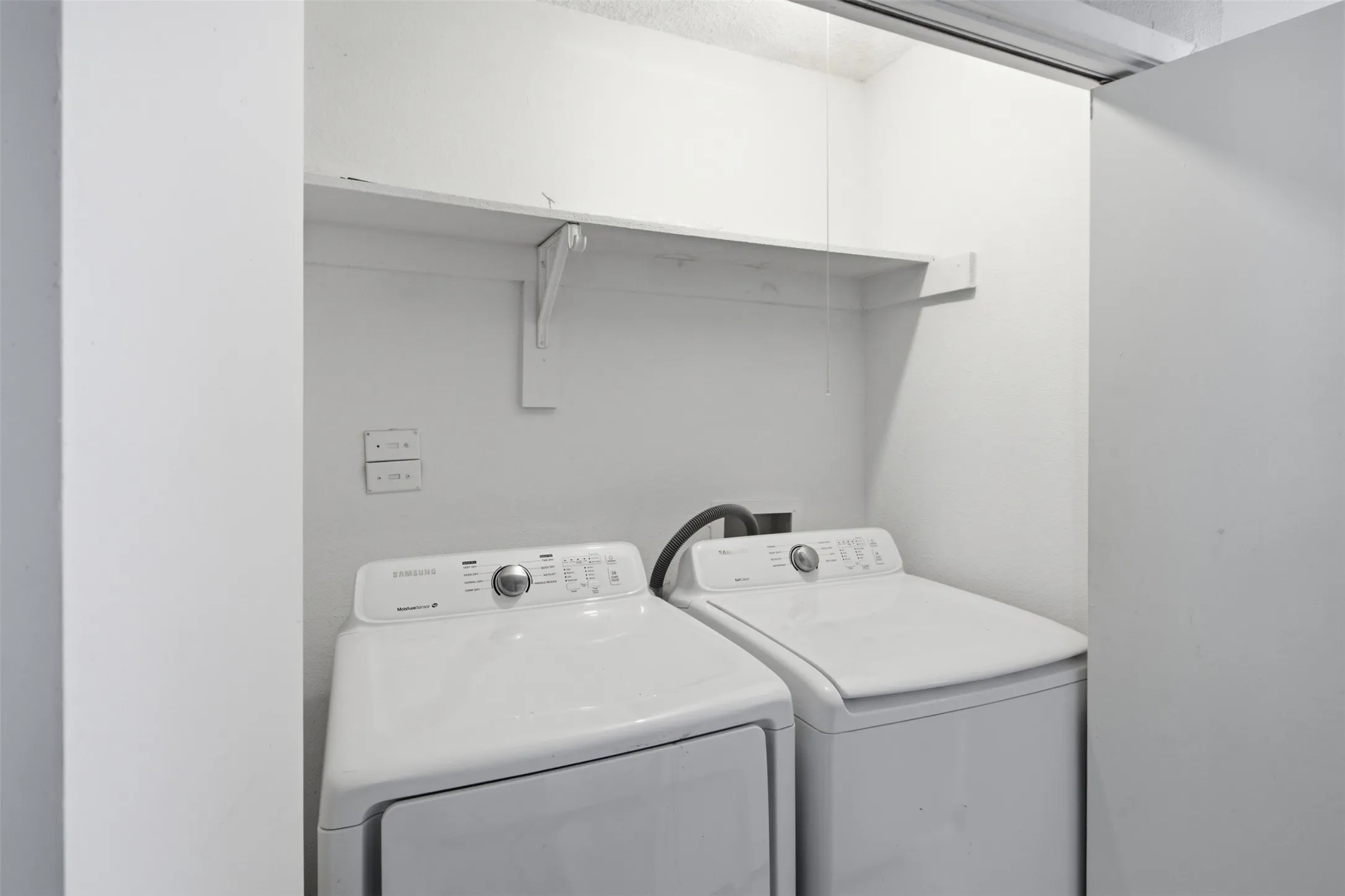 Condominium For Sale in Dallas County , 2200 E Trinity Mills Road 209, Carrollton, Texas 75006, 1 Bedroom, 1 Bathroom, Garage spaces, 639 Sqft, built in 1980, mls#21356047, Real Estate Agent in Carrollton, Homes For Sale in Dallas county, Homes For Sale in Carrollton, Realtor in Carrollton Texas, Real Estate Brokerage Independent Realty Texas, Luminita Cordes Realtor