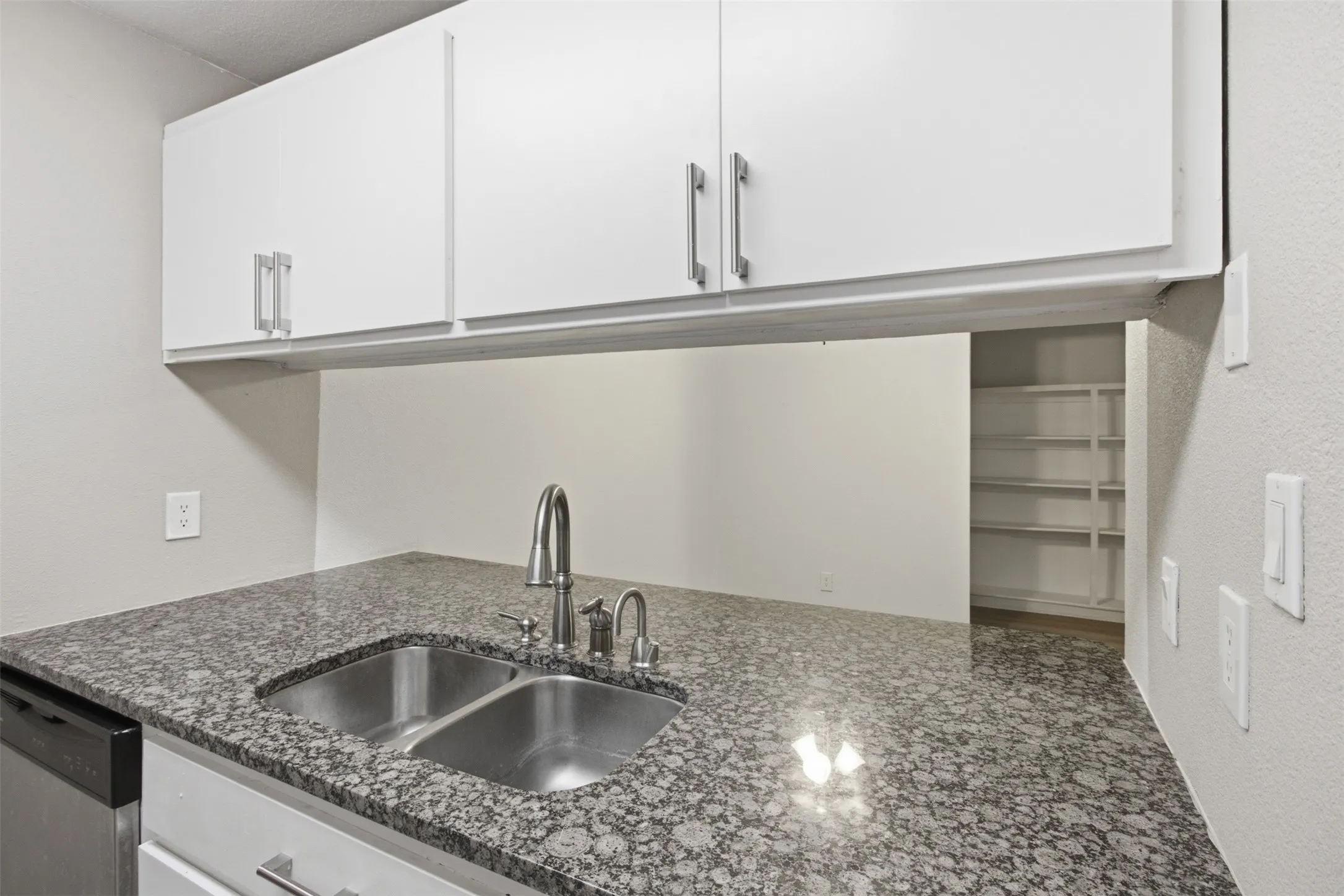 Condominium For Sale in Dallas County , 2200 E Trinity Mills Road 209, Carrollton, Texas 75006, 1 Bedroom, 1 Bathroom, Garage spaces, 639 Sqft, built in 1980, mls#21356047, Real Estate Agent in Carrollton, Homes For Sale in Dallas county, Homes For Sale in Carrollton, Realtor in Carrollton Texas, Real Estate Brokerage Independent Realty Texas, Luminita Cordes Realtor