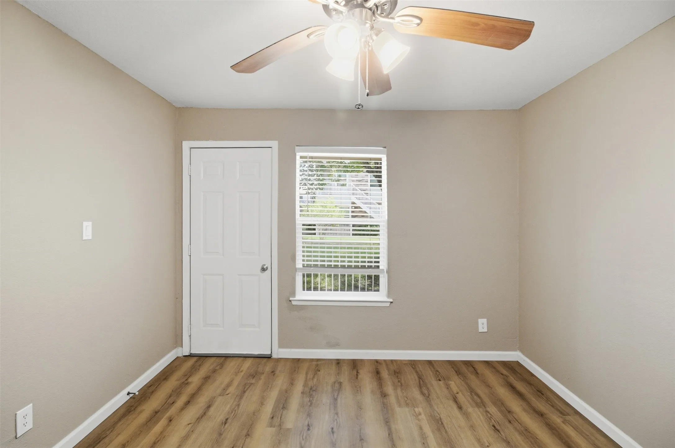 Condominium For Sale in Dallas County , 2200 E Trinity Mills Road 209, Carrollton, Texas 75006, 1 Bedroom, 1 Bathroom, Garage spaces, 639 Sqft, built in 1980, mls#21356047, Real Estate Agent in Carrollton, Homes For Sale in Dallas county, Homes For Sale in Carrollton, Realtor in Carrollton Texas, Real Estate Brokerage Independent Realty Texas, Luminita Cordes Realtor