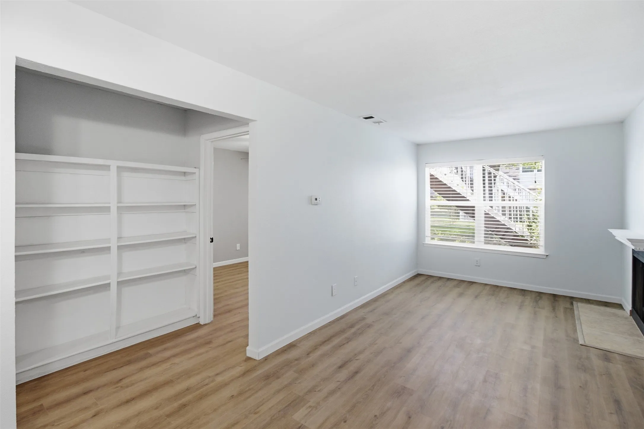 Condominium For Sale in Dallas County , 2200 E Trinity Mills Road 209, Carrollton, Texas 75006, 1 Bedroom, 1 Bathroom, Garage spaces, 639 Sqft, built in 1980, mls#21356047, Real Estate Agent in Carrollton, Homes For Sale in Dallas county, Homes For Sale in Carrollton, Realtor in Carrollton Texas, Real Estate Brokerage Independent Realty Texas, Luminita Cordes Realtor