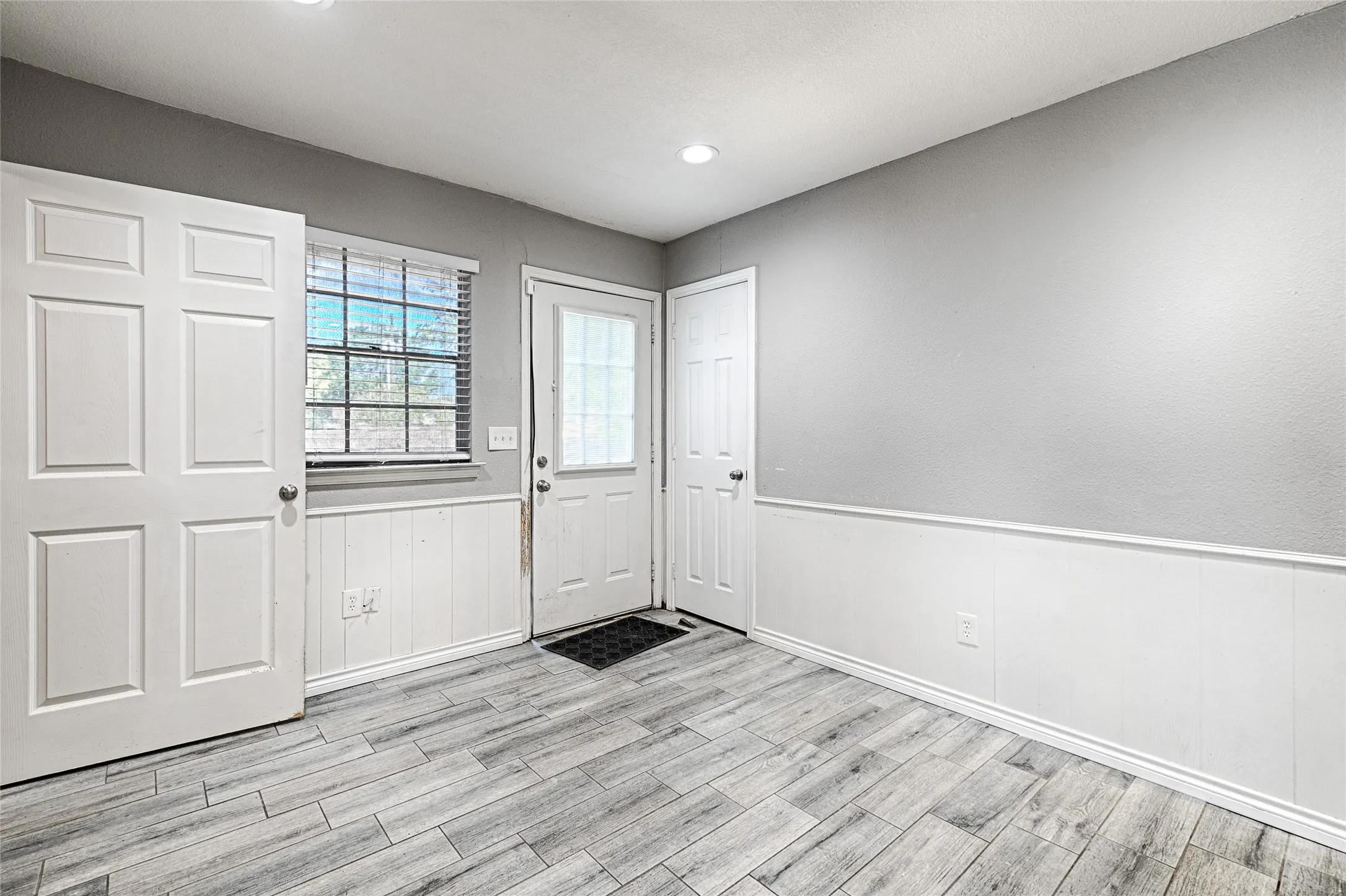 Single Family Residence For Sale in Dallas County , 1223 Sequoia Drive, De Soto, Texas 75115, 3 Bedroom, 2 Bathroom, 2 Garage spaces, 2,091 Sqft, built in 1979, mls#21353032, Real Estate Agent in De Soto, Homes For Sale in Dallas county, Homes For Sale in De Soto, Realtor in De Soto Texas, Real Estate Brokerage Independent Realty Texas, Luminita Cordes Realtor