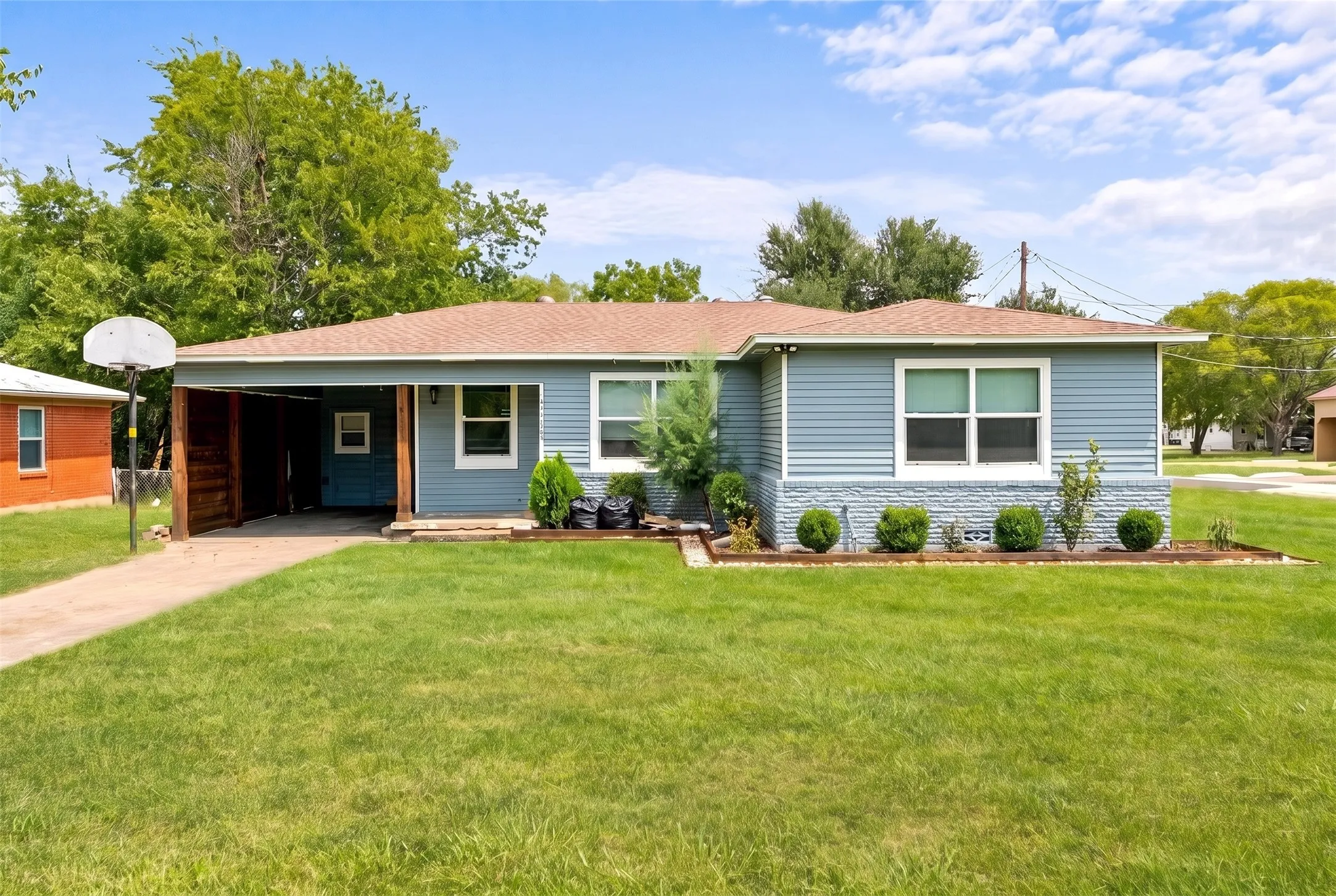 Single Family Residence For Sale in Hunt County , 3202 Mitchell Street, Greenville, Texas 75402, 3 Bedroom, 1 Bathroom, Garage spaces, 1,091 Sqft, built in 1965, mls#21350412, Real Estate Agent in Greenville, Homes For Sale in Hunt county, Homes For Sale in Greenville, Realtor in Greenville Texas, Real Estate Brokerage Independent Realty Texas, Luminita Cordes Realtor