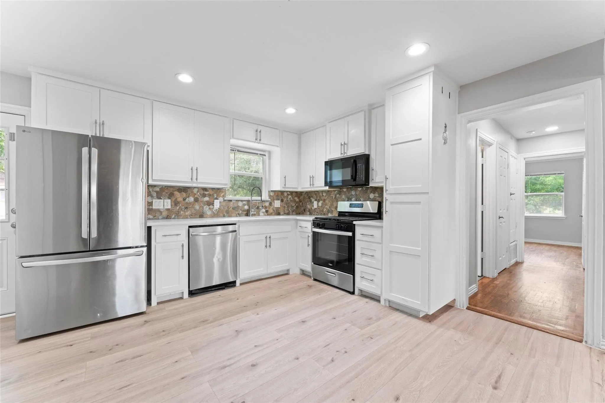 Single Family Residence For Sale in Hunt County , 3202 Mitchell Street, Greenville, Texas 75402, 3 Bedroom, 1 Bathroom, Garage spaces, 1,091 Sqft, built in 1965, mls#21350412, Real Estate Agent in Greenville, Homes For Sale in Hunt county, Homes For Sale in Greenville, Realtor in Greenville Texas, Real Estate Brokerage Independent Realty Texas, Luminita Cordes Realtor
