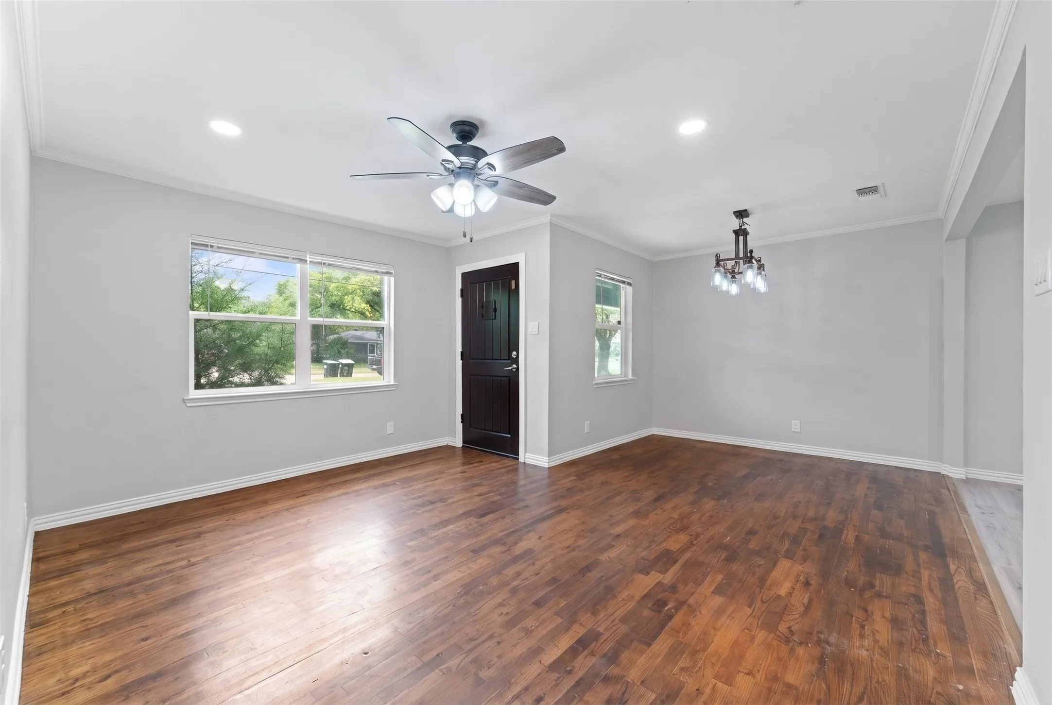 Single Family Residence For Sale in Hunt County , 3202 Mitchell Street, Greenville, Texas 75402, 3 Bedroom, 1 Bathroom, Garage spaces, 1,091 Sqft, built in 1965, mls#21350412, Real Estate Agent in Greenville, Homes For Sale in Hunt county, Homes For Sale in Greenville, Realtor in Greenville Texas, Real Estate Brokerage Independent Realty Texas, Luminita Cordes Realtor