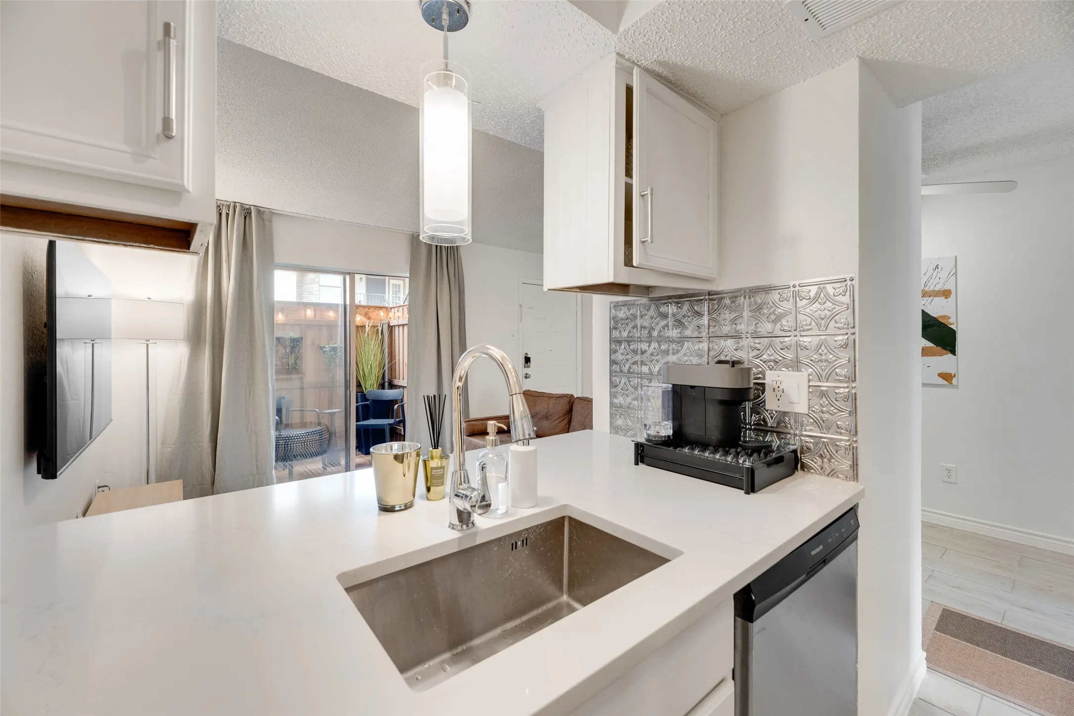 Condominium For Sale in Dallas County , 1810 N Garrett Avenue 119, Dallas, Texas 75206, 1 Bedroom, 1 Bathroom, Garage spaces, 483 Sqft, built in 1983, mls#21354906, Real Estate Agent in Dallas, Homes For Sale in Dallas county, Homes For Sale in Dallas, Realtor in Dallas Texas, Real Estate Brokerage Independent Realty Texas, Luminita Cordes Realtor