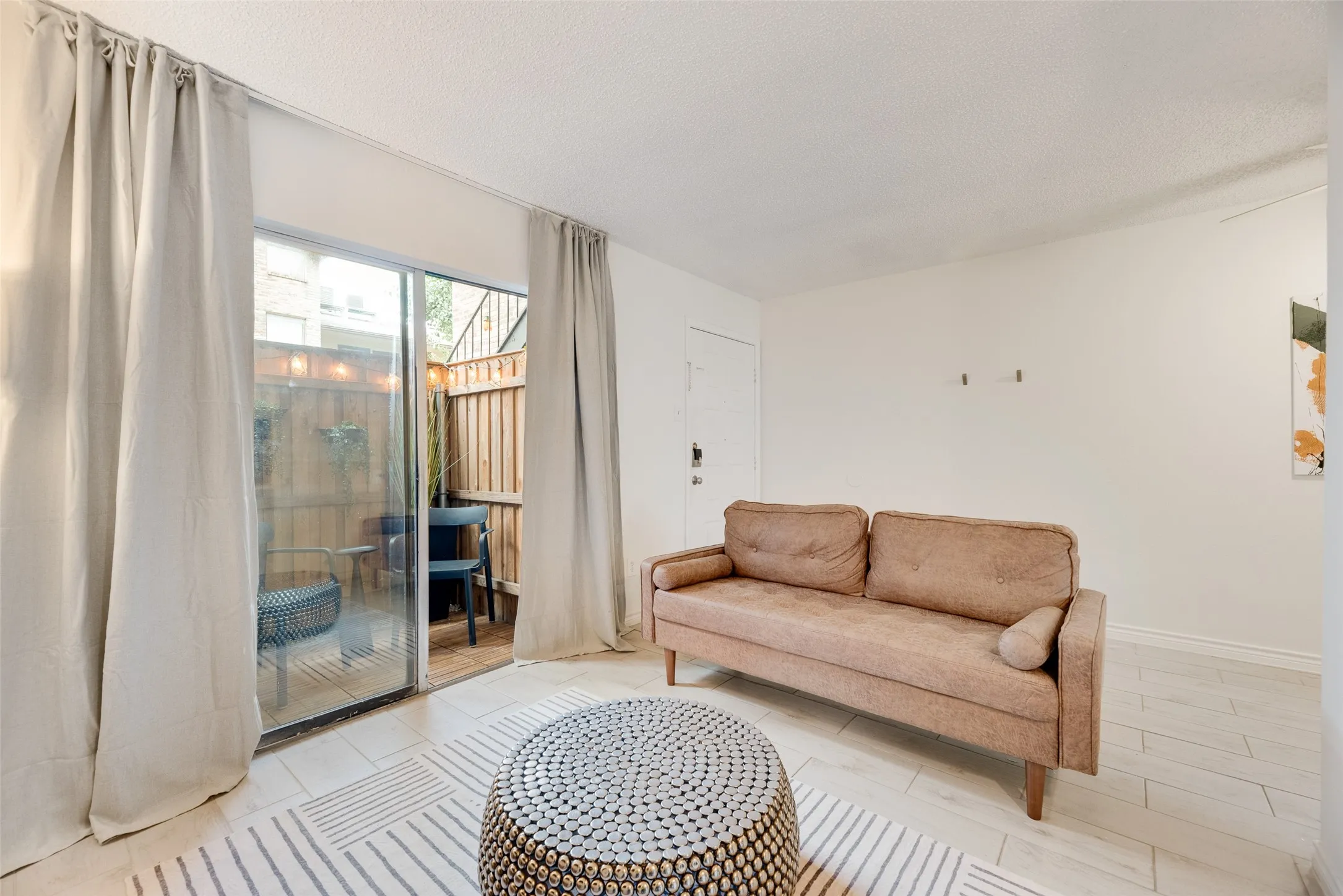 Condominium For Sale in Dallas County , 1810 N Garrett Avenue 119, Dallas, Texas 75206, 1 Bedroom, 1 Bathroom, Garage spaces, 483 Sqft, built in 1983, mls#21354906, Real Estate Agent in Dallas, Homes For Sale in Dallas county, Homes For Sale in Dallas, Realtor in Dallas Texas, Real Estate Brokerage Independent Realty Texas, Luminita Cordes Realtor