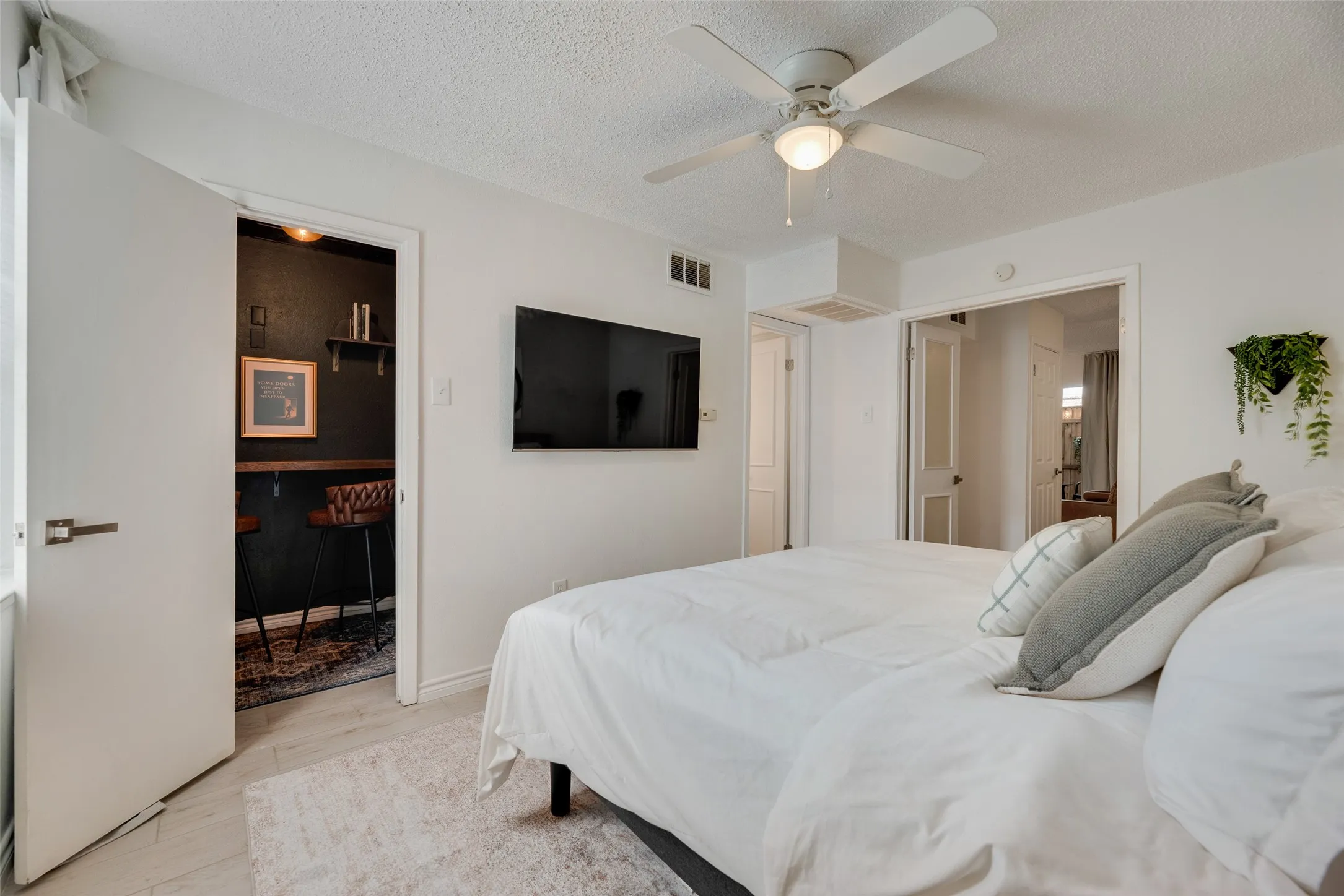 Condominium For Sale in Dallas County , 1810 N Garrett Avenue 119, Dallas, Texas 75206, 1 Bedroom, 1 Bathroom, Garage spaces, 483 Sqft, built in 1983, mls#21354906, Real Estate Agent in Dallas, Homes For Sale in Dallas county, Homes For Sale in Dallas, Realtor in Dallas Texas, Real Estate Brokerage Independent Realty Texas, Luminita Cordes Realtor
