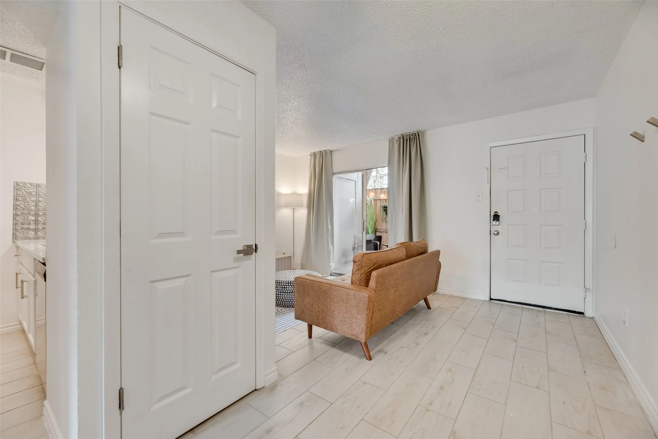Condominium For Sale in Dallas County , 1810 N Garrett Avenue 119, Dallas, Texas 75206, 1 Bedroom, 1 Bathroom, Garage spaces, 483 Sqft, built in 1983, mls#21354906, Real Estate Agent in Dallas, Homes For Sale in Dallas county, Homes For Sale in Dallas, Realtor in Dallas Texas, Real Estate Brokerage Independent Realty Texas, Luminita Cordes Realtor