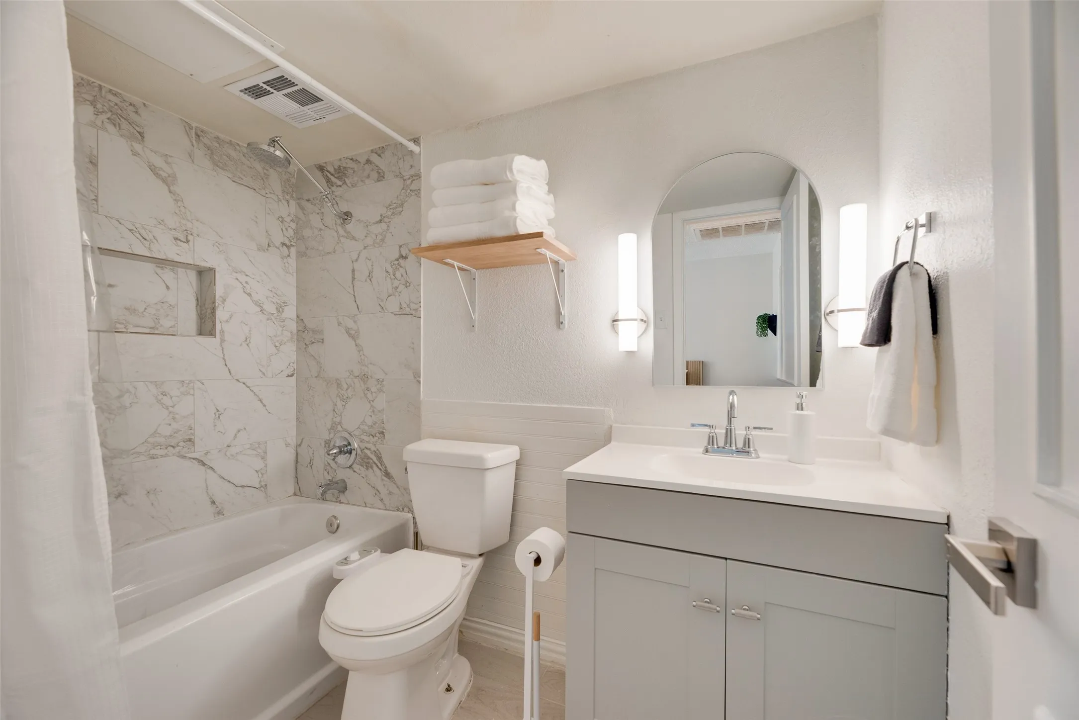 Condominium For Sale in Dallas County , 1810 N Garrett Avenue 119, Dallas, Texas 75206, 1 Bedroom, 1 Bathroom, Garage spaces, 483 Sqft, built in 1983, mls#21354906, Real Estate Agent in Dallas, Homes For Sale in Dallas county, Homes For Sale in Dallas, Realtor in Dallas Texas, Real Estate Brokerage Independent Realty Texas, Luminita Cordes Realtor