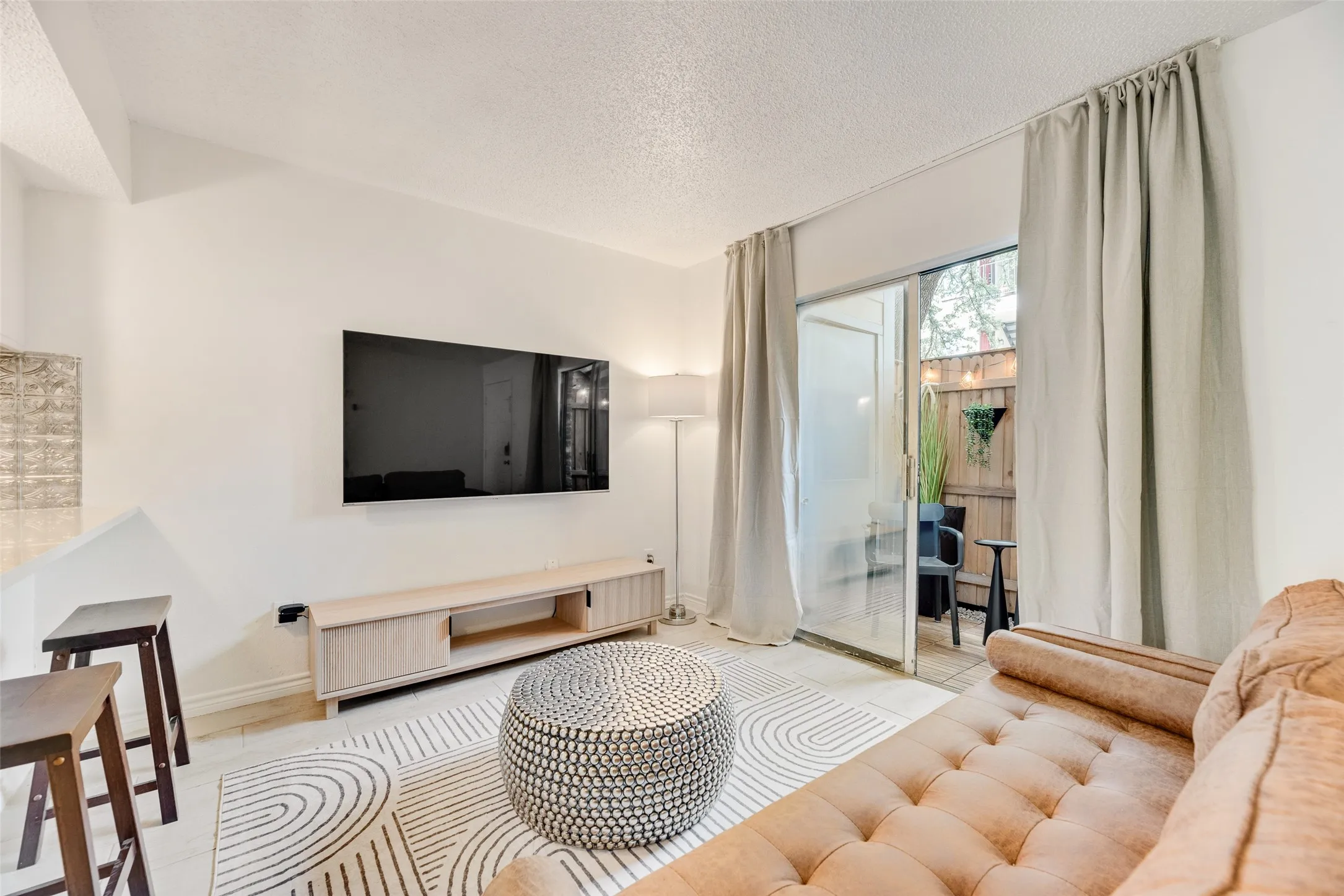 Condominium For Sale in Dallas County , 1810 N Garrett Avenue 119, Dallas, Texas 75206, 1 Bedroom, 1 Bathroom, Garage spaces, 483 Sqft, built in 1983, mls#21354906, Real Estate Agent in Dallas, Homes For Sale in Dallas county, Homes For Sale in Dallas, Realtor in Dallas Texas, Real Estate Brokerage Independent Realty Texas, Luminita Cordes Realtor