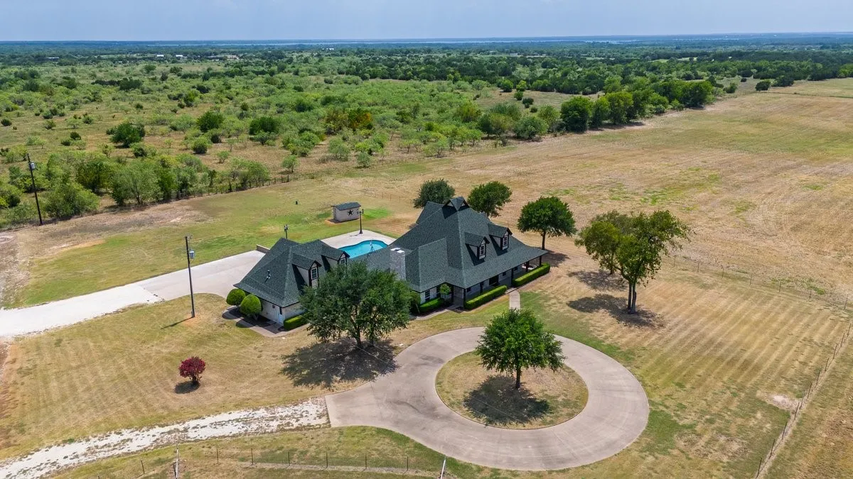 Single Family Residence For Sale in Hill County , 588 Hcr 1231, Whitney, Texas 76692, 4 Bedroom, 4 Bathroom, 3 Garage spaces, 3,750 Sqft, built in 2005, mls#21355041, Real Estate Agent in Whitney, Homes For Sale in Hill county, Homes For Sale in Whitney, Realtor in Whitney Texas, Real Estate Brokerage Independent Realty Texas, Luminita Cordes Realtor