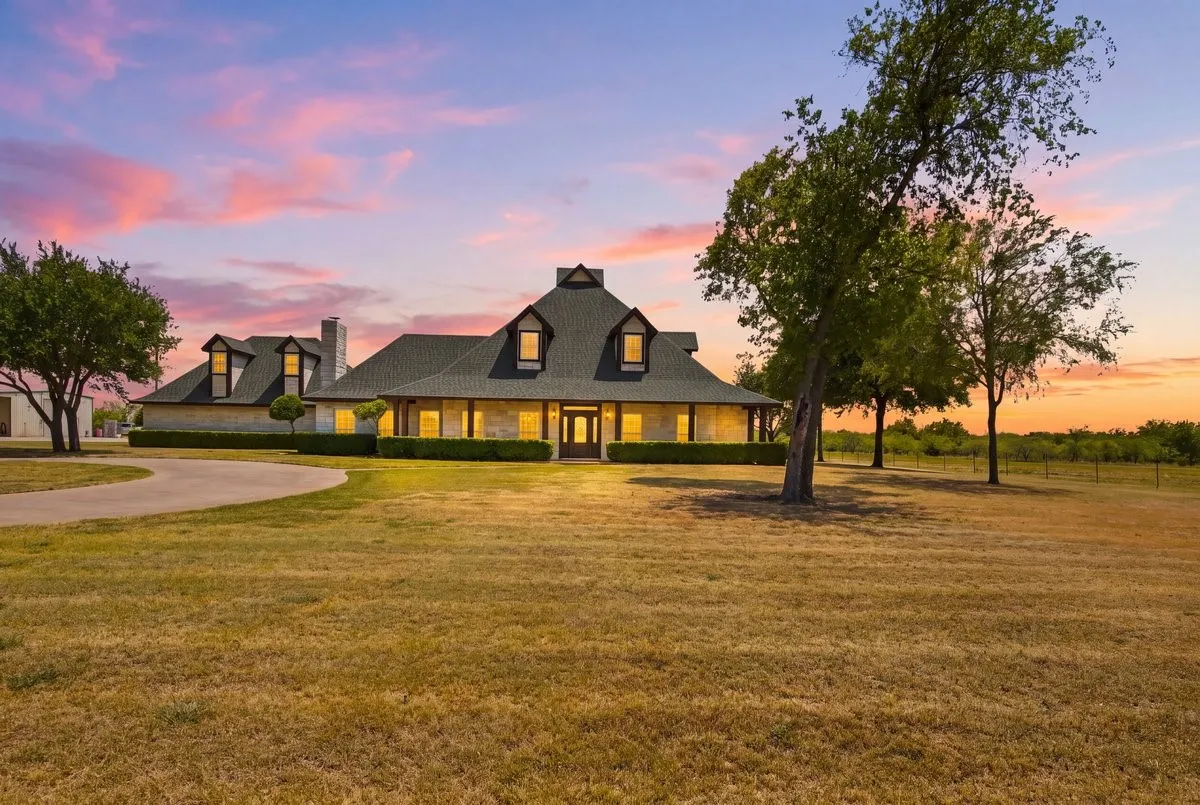 Single Family Residence For Sale in Hill County , 588 Hcr 1231, Whitney, Texas 76692, 4 Bedroom, 4 Bathroom, 3 Garage spaces, 3,750 Sqft, built in 2005, mls#21355041, Real Estate Agent in Whitney, Homes For Sale in Hill county, Homes For Sale in Whitney, Realtor in Whitney Texas, Real Estate Brokerage Independent Realty Texas, Luminita Cordes Realtor