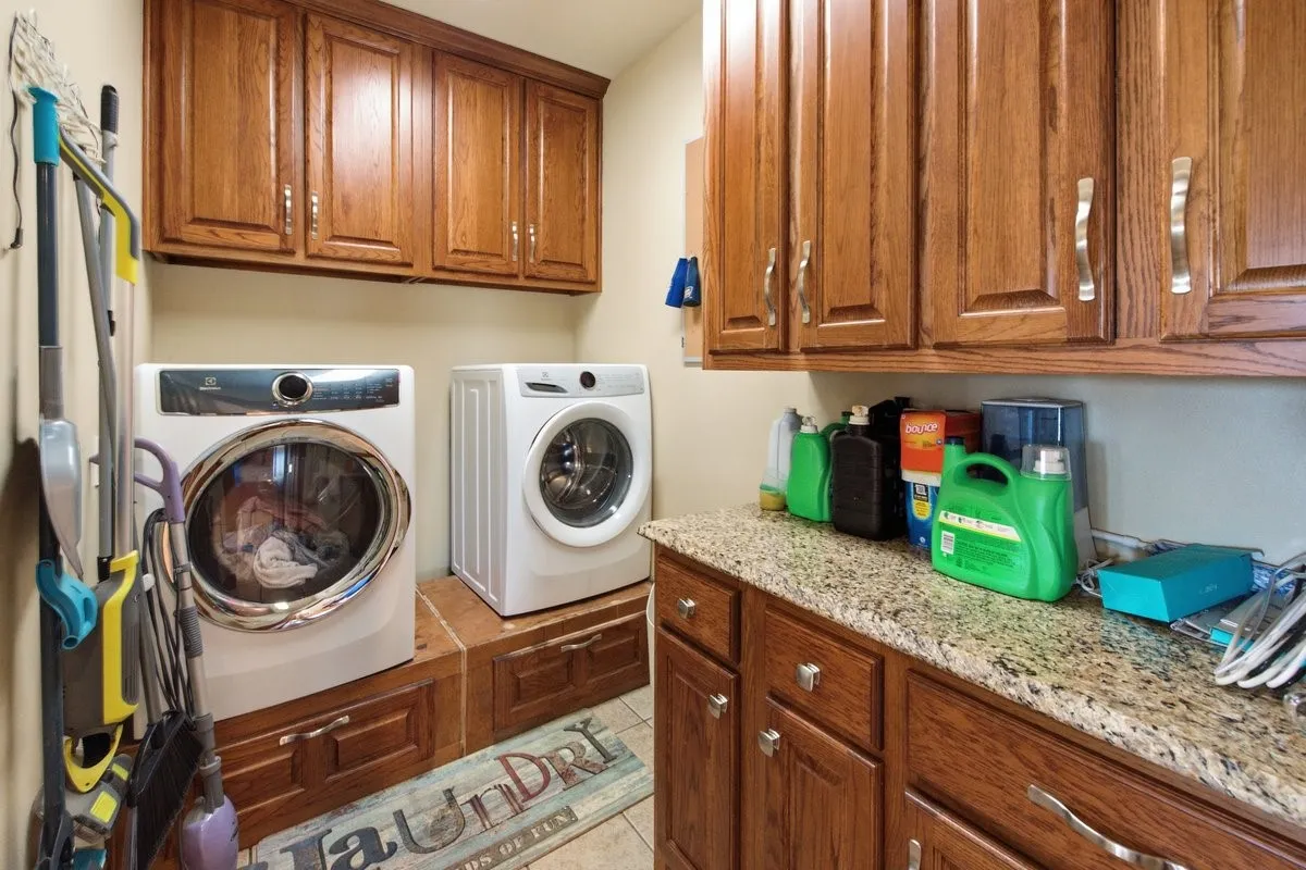 Single Family Residence For Sale in Hill County , 588 Hcr 1231, Whitney, Texas 76692, 4 Bedroom, 4 Bathroom, 3 Garage spaces, 3,750 Sqft, built in 2005, mls#21355041, Real Estate Agent in Whitney, Homes For Sale in Hill county, Homes For Sale in Whitney, Realtor in Whitney Texas, Real Estate Brokerage Independent Realty Texas, Luminita Cordes Realtor