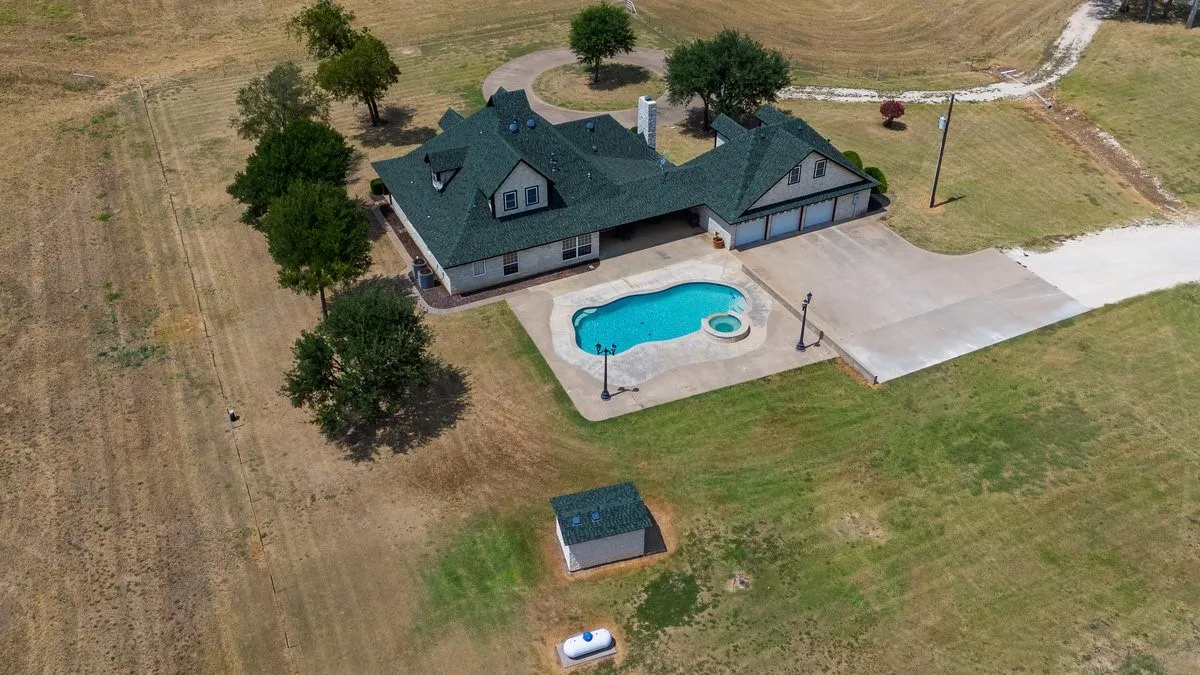 Single Family Residence For Sale in Hill County , 588 Hcr 1231, Whitney, Texas 76692, 4 Bedroom, 4 Bathroom, 3 Garage spaces, 3,750 Sqft, built in 2005, mls#21355041, Real Estate Agent in Whitney, Homes For Sale in Hill county, Homes For Sale in Whitney, Realtor in Whitney Texas, Real Estate Brokerage Independent Realty Texas, Luminita Cordes Realtor