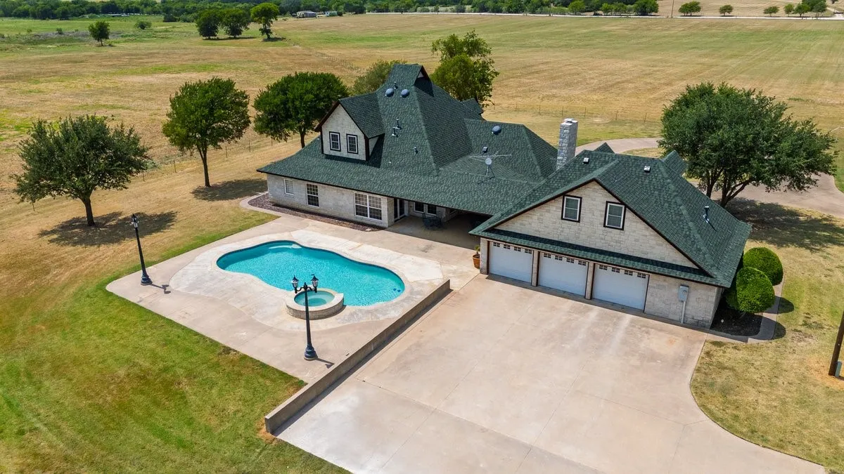 Single Family Residence For Sale in Hill County , 588 Hcr 1231, Whitney, Texas 76692, 4 Bedroom, 4 Bathroom, 3 Garage spaces, 3,750 Sqft, built in 2005, mls#21355041, Real Estate Agent in Whitney, Homes For Sale in Hill county, Homes For Sale in Whitney, Realtor in Whitney Texas, Real Estate Brokerage Independent Realty Texas, Luminita Cordes Realtor