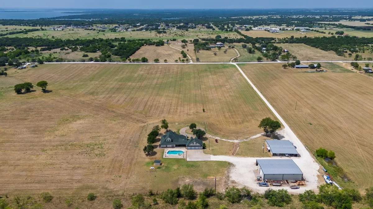 Single Family Residence For Sale in Hill County , 588 Hcr 1231, Whitney, Texas 76692, 4 Bedroom, 4 Bathroom, 3 Garage spaces, 3,750 Sqft, built in 2005, mls#21355041, Real Estate Agent in Whitney, Homes For Sale in Hill county, Homes For Sale in Whitney, Realtor in Whitney Texas, Real Estate Brokerage Independent Realty Texas, Luminita Cordes Realtor