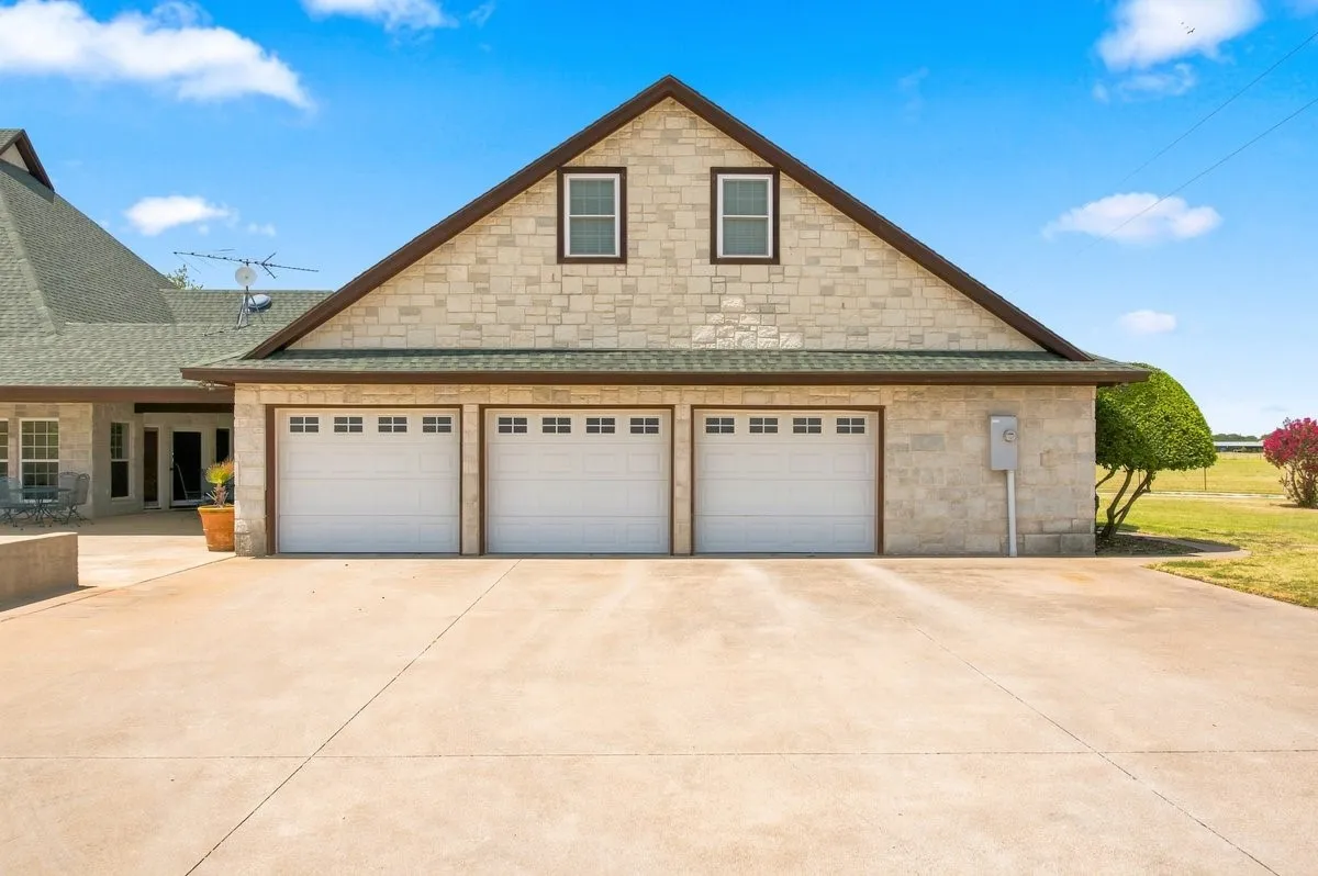 Single Family Residence For Sale in Hill County , 588 Hcr 1231, Whitney, Texas 76692, 4 Bedroom, 4 Bathroom, 3 Garage spaces, 3,750 Sqft, built in 2005, mls#21355041, Real Estate Agent in Whitney, Homes For Sale in Hill county, Homes For Sale in Whitney, Realtor in Whitney Texas, Real Estate Brokerage Independent Realty Texas, Luminita Cordes Realtor