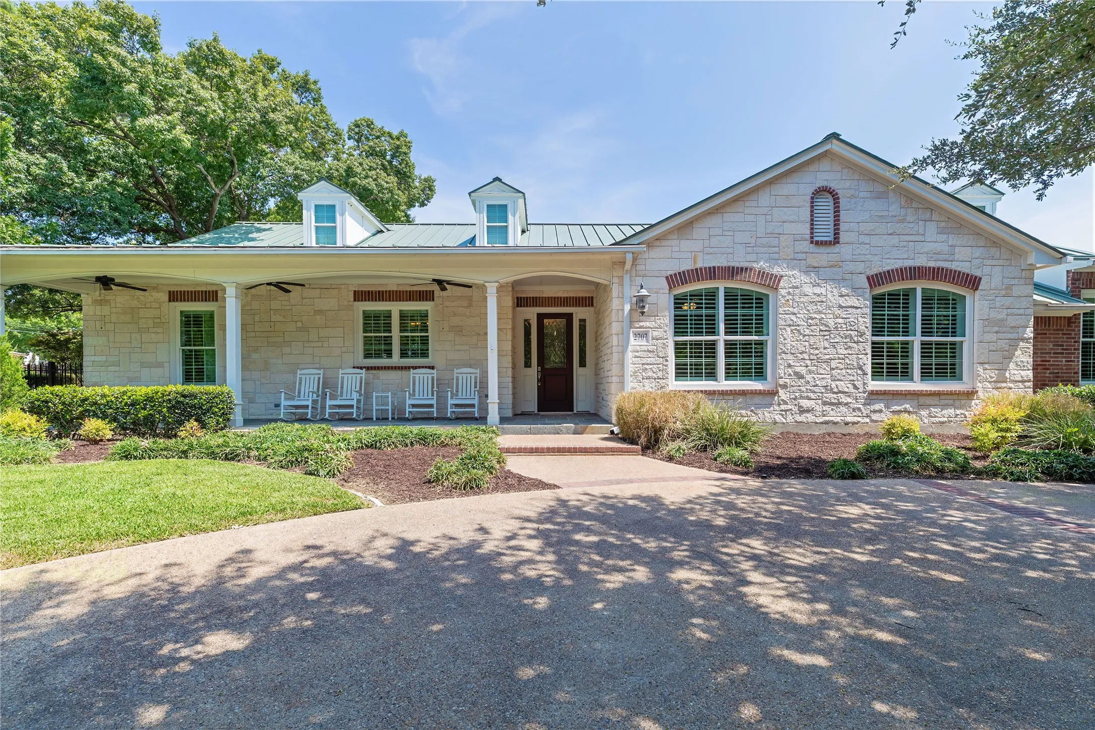 Single Family Residence For Sale in Dallas County , 2707 Farmers Branch Lane, Farmers Branch, Texas 75234, 4 Bedroom, 4 Bathroom, 3 Garage spaces, 2,798 Sqft, built in 2016, mls#21355545, Real Estate Agent in Farmers Branch, Homes For Sale in Dallas county, Homes For Sale in Farmers Branch, Realtor in Farmers Branch Texas, Real Estate Brokerage Independent Realty Texas, Luminita Cordes Realtor