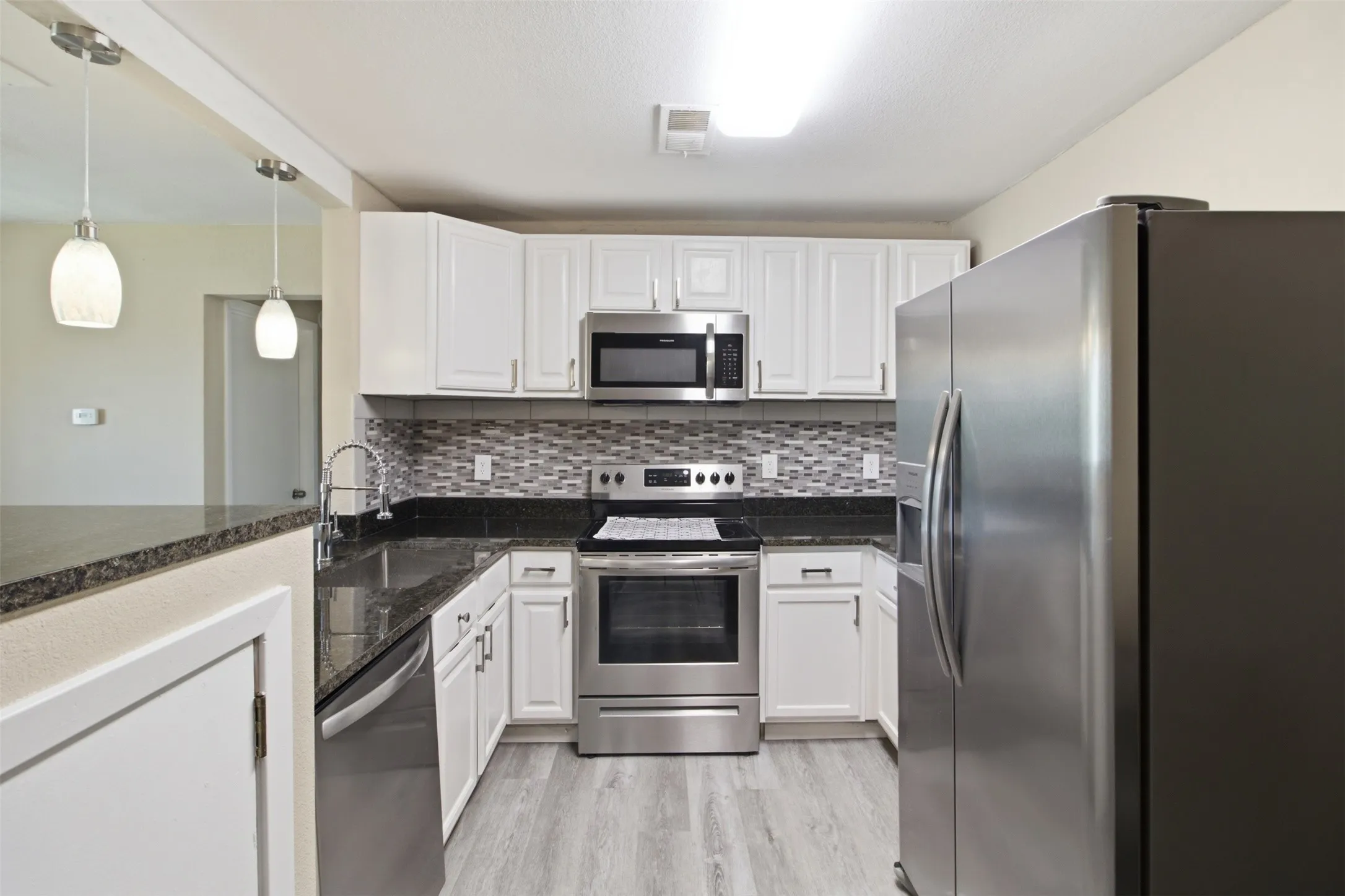 Condominium For Sale in Dallas County , 2200 E Trinity Mills Road 402, Carrollton, Texas 75006, 2 Bedroom, 1 Bathroom, Garage spaces, 797 Sqft, built in 1980, mls#21356063, Real Estate Agent in Carrollton, Homes For Sale in Dallas county, Homes For Sale in Carrollton, Realtor in Carrollton Texas, Real Estate Brokerage Independent Realty Texas, Luminita Cordes Realtor