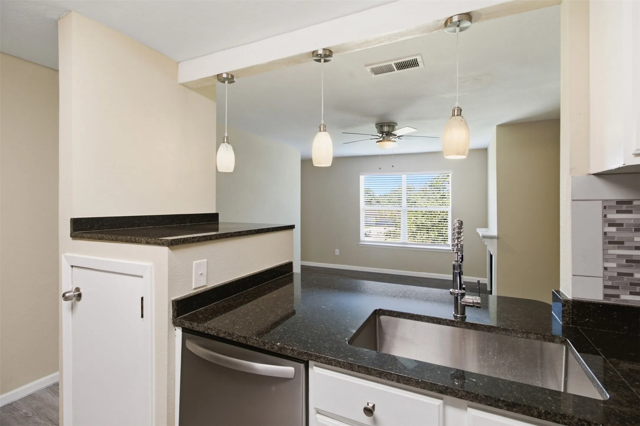 Condominium For Sale in Dallas County , 2200 E Trinity Mills Road 402, Carrollton, Texas 75006, 2 Bedroom, 1 Bathroom, Garage spaces, 797 Sqft, built in 1980, mls#21356063, Real Estate Agent in Carrollton, Homes For Sale in Dallas county, Homes For Sale in Carrollton, Realtor in Carrollton Texas, Real Estate Brokerage Independent Realty Texas, Luminita Cordes Realtor