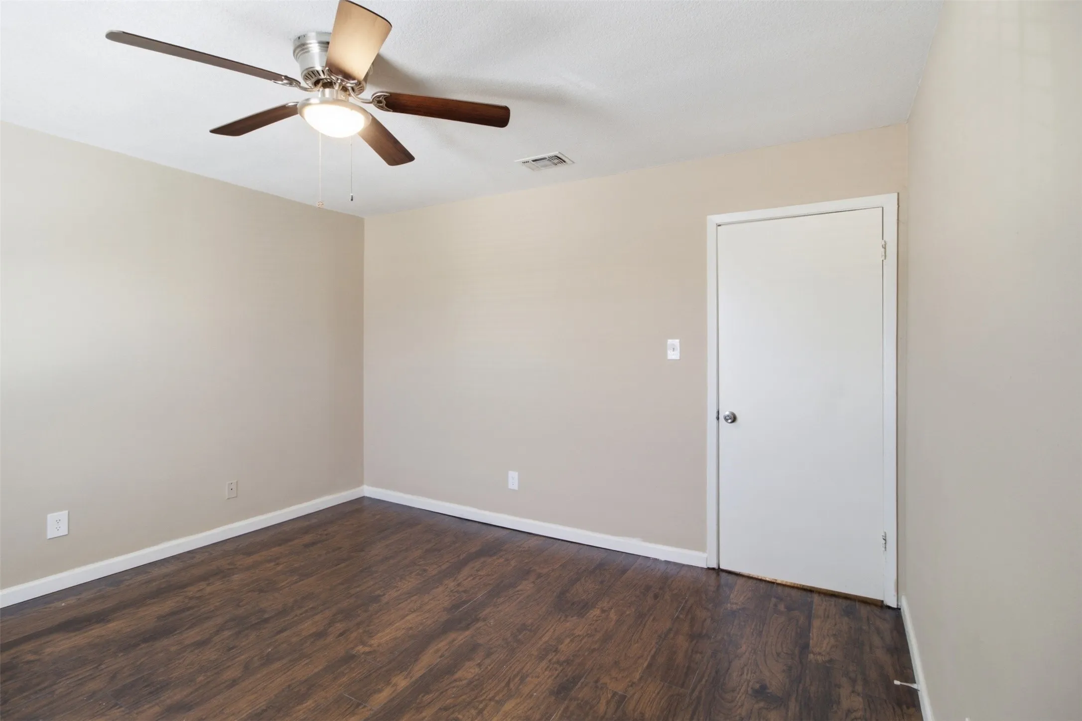 Condominium For Sale in Dallas County , 2200 E Trinity Mills Road 402, Carrollton, Texas 75006, 2 Bedroom, 1 Bathroom, Garage spaces, 797 Sqft, built in 1980, mls#21356063, Real Estate Agent in Carrollton, Homes For Sale in Dallas county, Homes For Sale in Carrollton, Realtor in Carrollton Texas, Real Estate Brokerage Independent Realty Texas, Luminita Cordes Realtor
