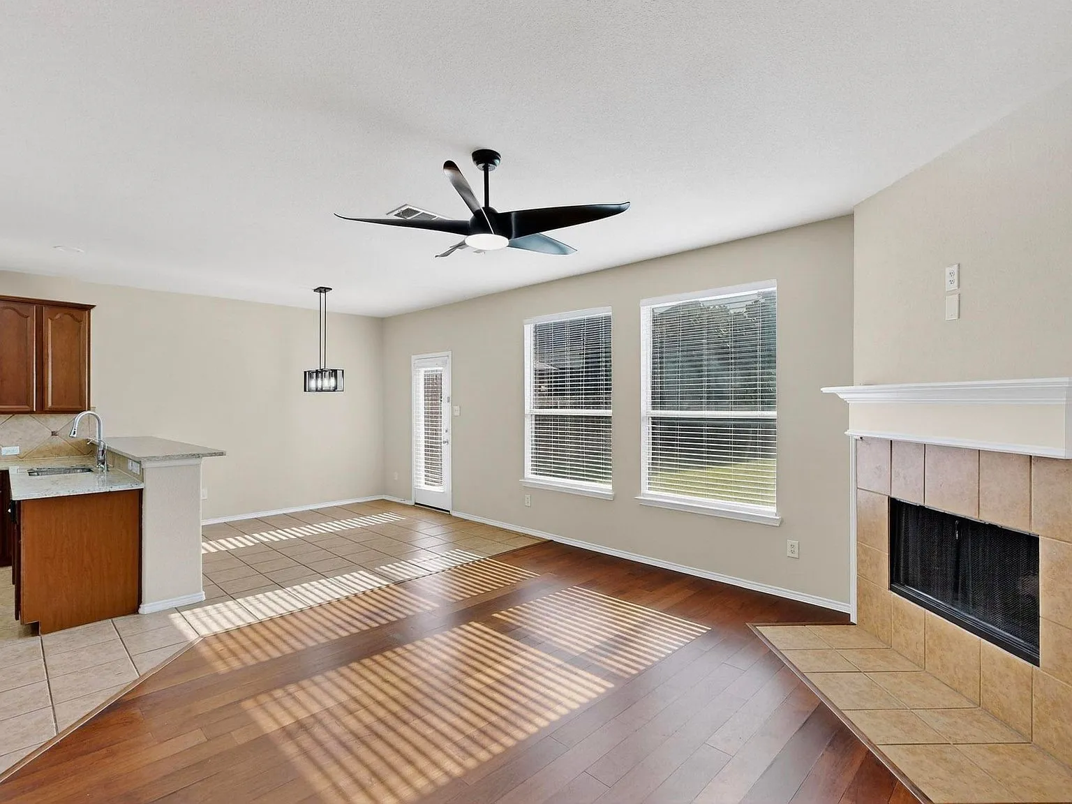 Single Family Residence For Rent in Tarrant County , 9906 Gessner Drive, Fort Worth, Texas 76244, 5 Bedroom, 4 Bathroom, 2 Garage spaces, 2,500 Sqft, built in 2006, mls#21354971, Real Estate Agent in Fort Worth, Homes For Rent in Tarrant county, Homes For Rent in Fort Worth, Realtor in Fort Worth Texas, Real Estate Brokerage Independent Realty Texas, Luminita Cordes Realtor