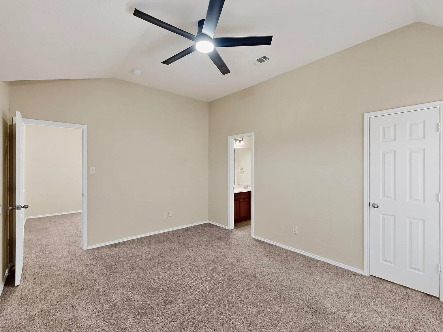 Single Family Residence For Rent in Tarrant County , 9906 Gessner Drive, Fort Worth, Texas 76244, 5 Bedroom, 4 Bathroom, 2 Garage spaces, 2,500 Sqft, built in 2006, mls#21354971, Real Estate Agent in Fort Worth, Homes For Rent in Tarrant county, Homes For Rent in Fort Worth, Realtor in Fort Worth Texas, Real Estate Brokerage Independent Realty Texas, Luminita Cordes Realtor