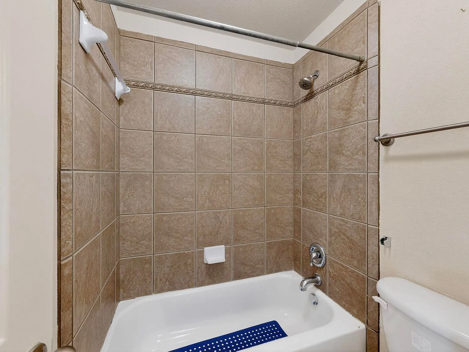 Single Family Residence For Rent in Tarrant County , 9906 Gessner Drive, Fort Worth, Texas 76244, 5 Bedroom, 4 Bathroom, 2 Garage spaces, 2,500 Sqft, built in 2006, mls#21354971, Real Estate Agent in Fort Worth, Homes For Rent in Tarrant county, Homes For Rent in Fort Worth, Realtor in Fort Worth Texas, Real Estate Brokerage Independent Realty Texas, Luminita Cordes Realtor